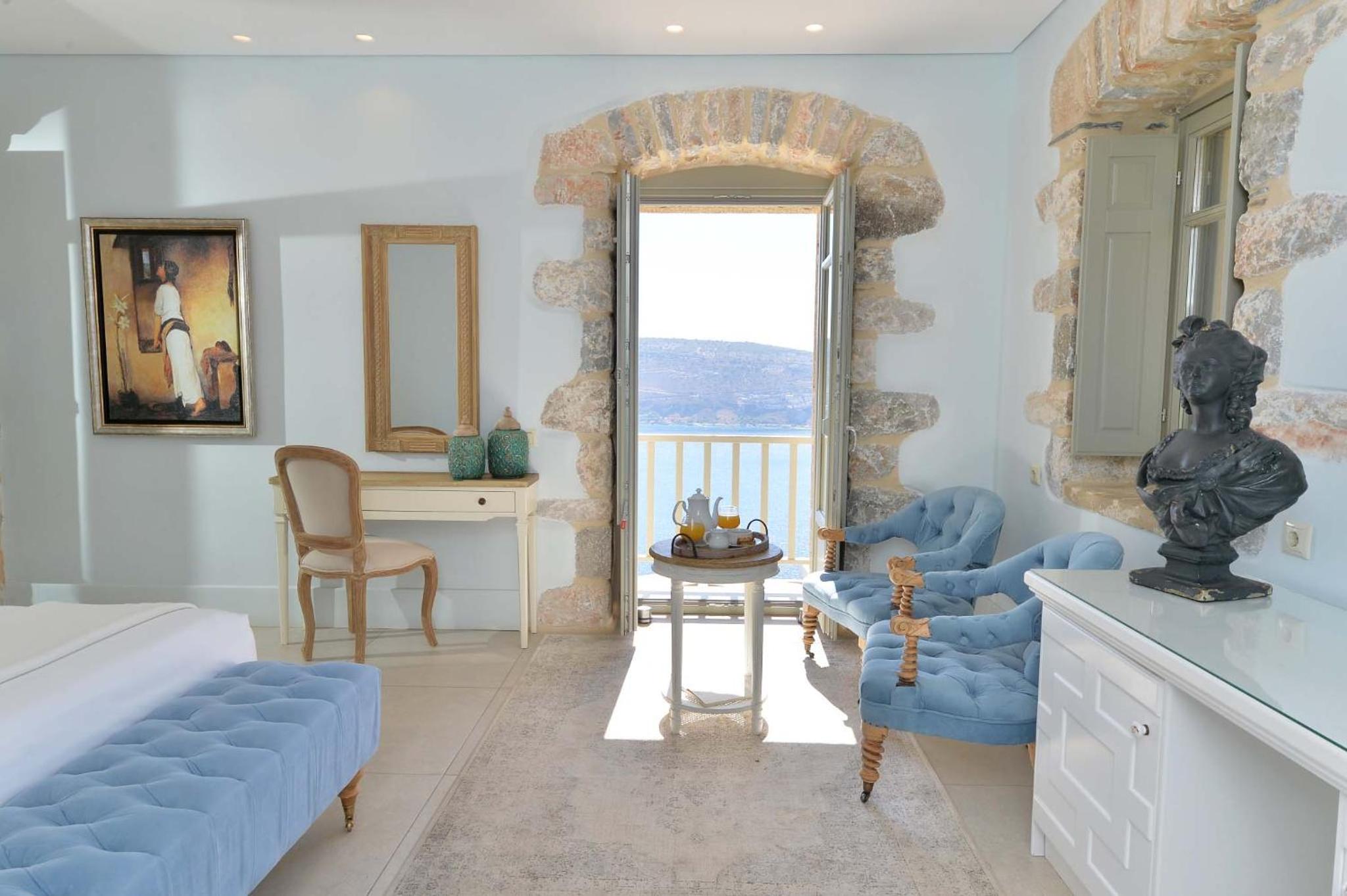 Deluxe Suite with Sea View - Photo 23
