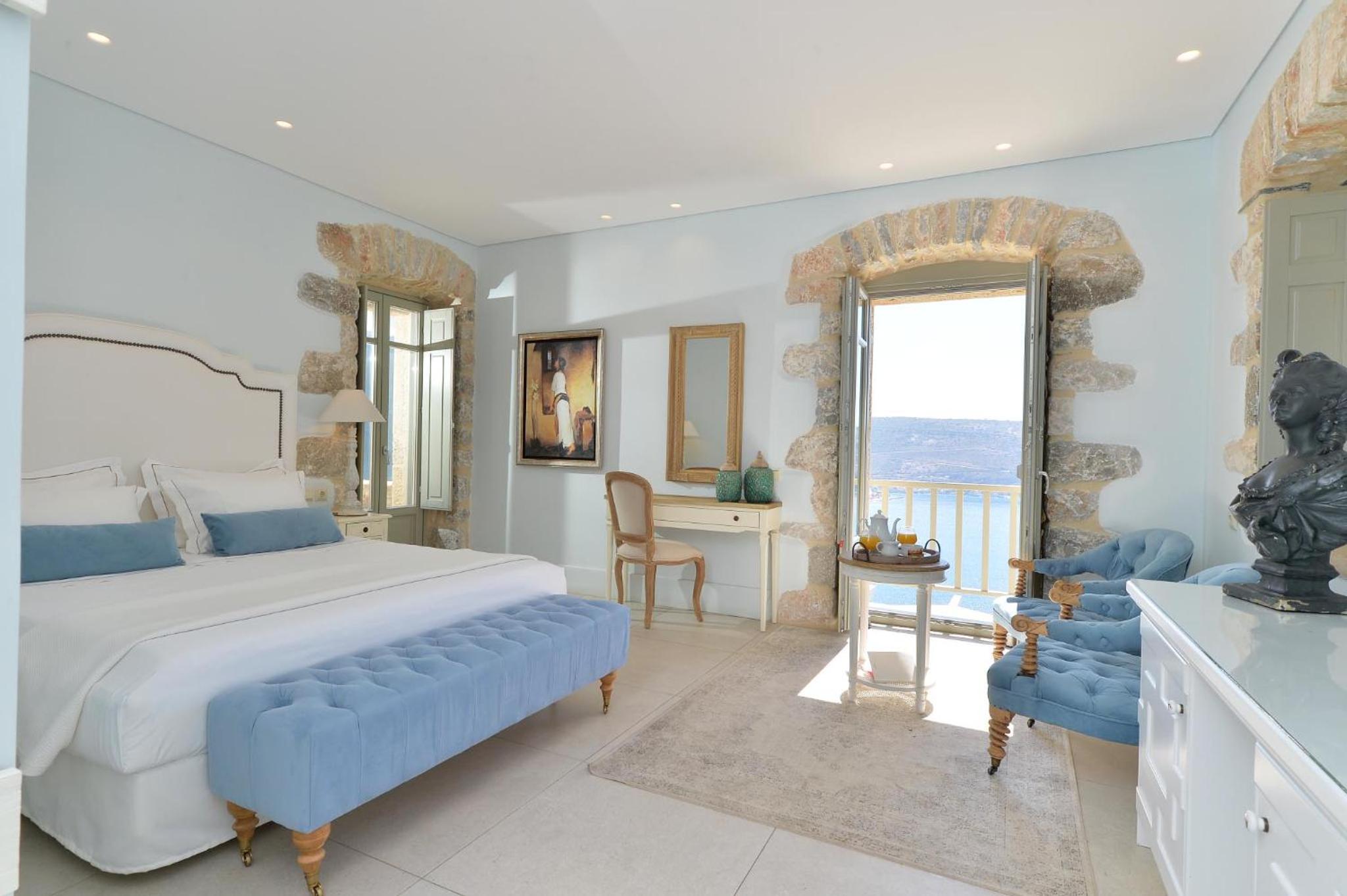 Deluxe Suite with Sea View - Photo 24