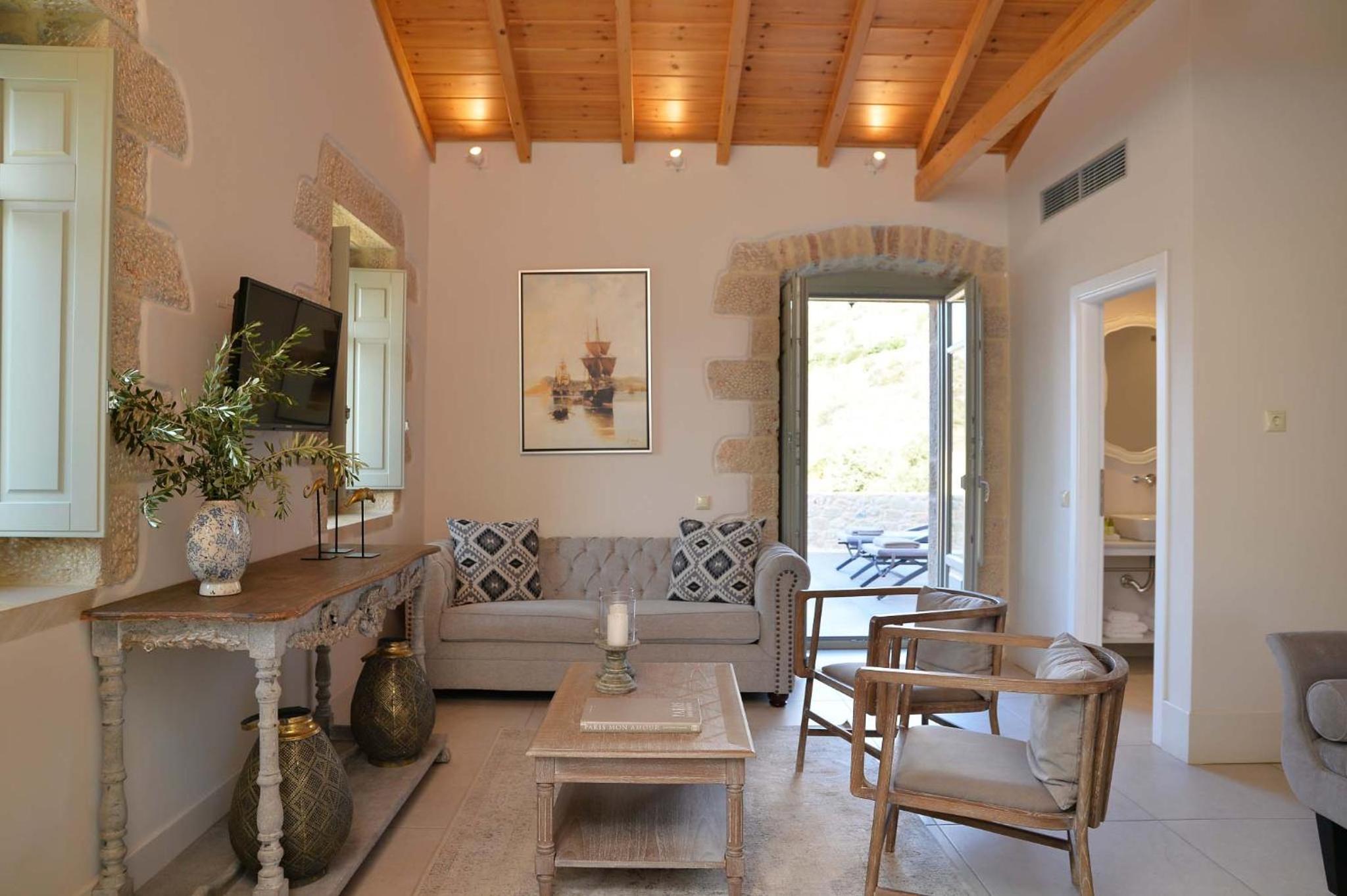 Deluxe Suite with Sea View - Photo 13