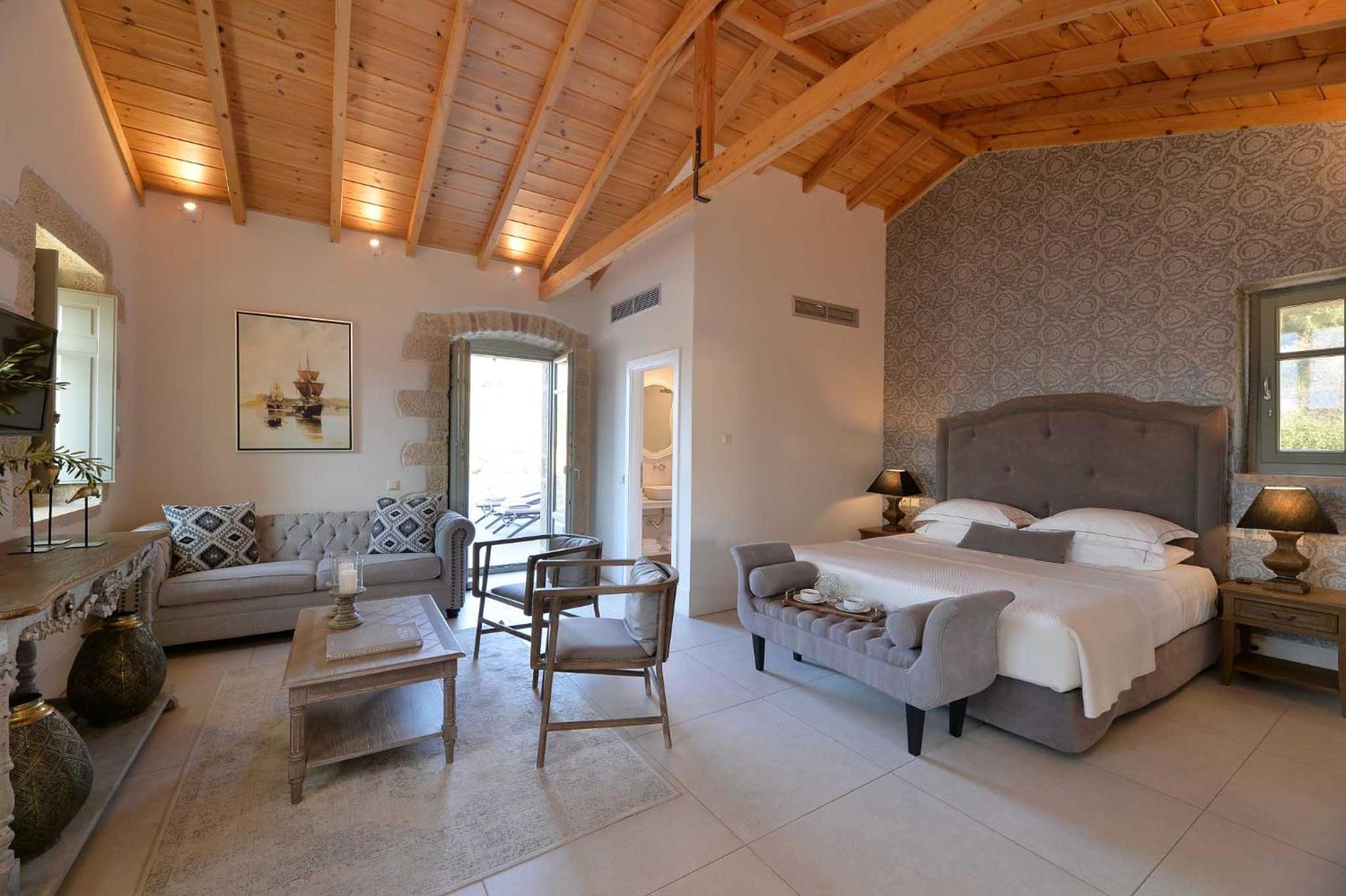 Deluxe Suite with Sea View - Photo 1