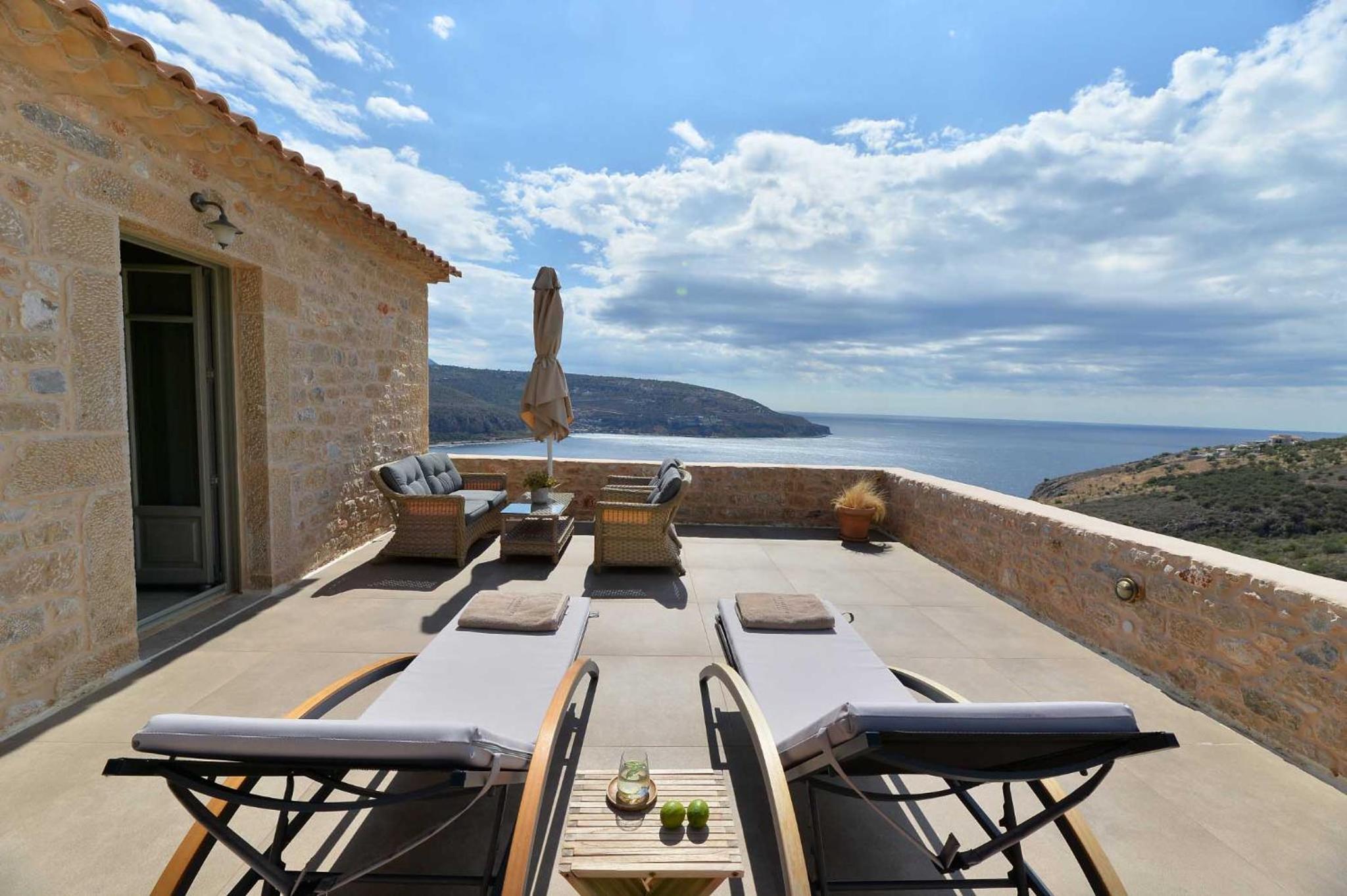 Deluxe Suite with Sea View - Photo 12