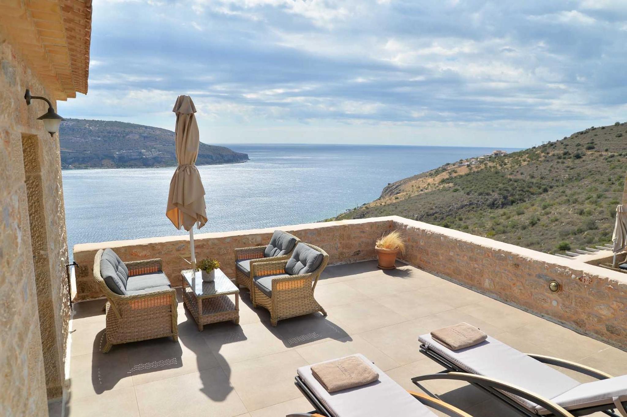 Deluxe Suite with Sea View - Photo 5
