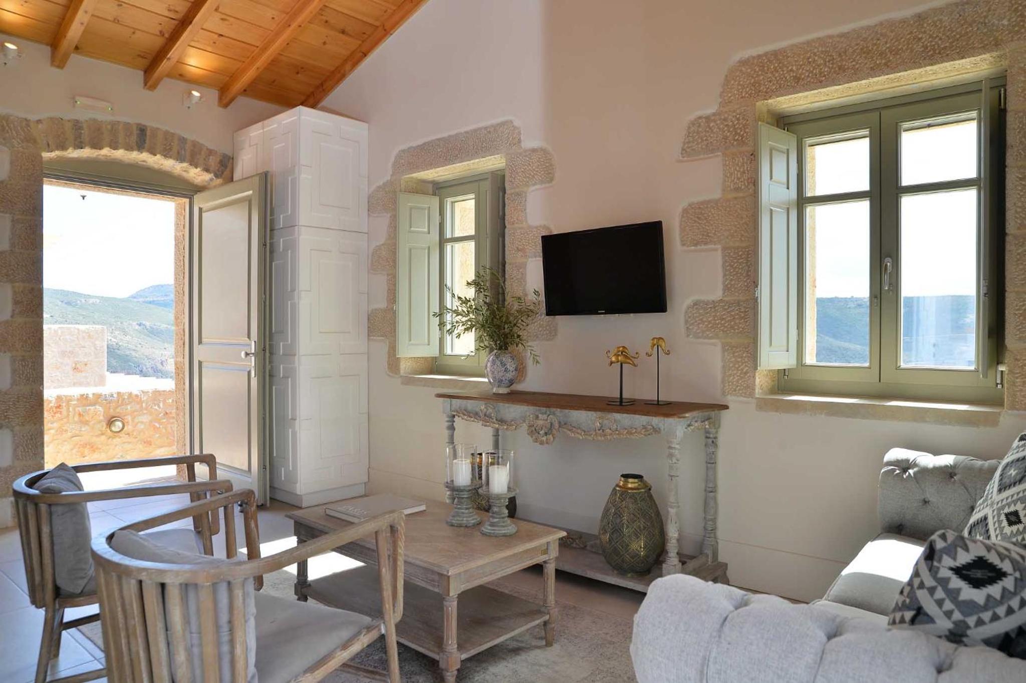 Deluxe Suite with Sea View - Photo 17