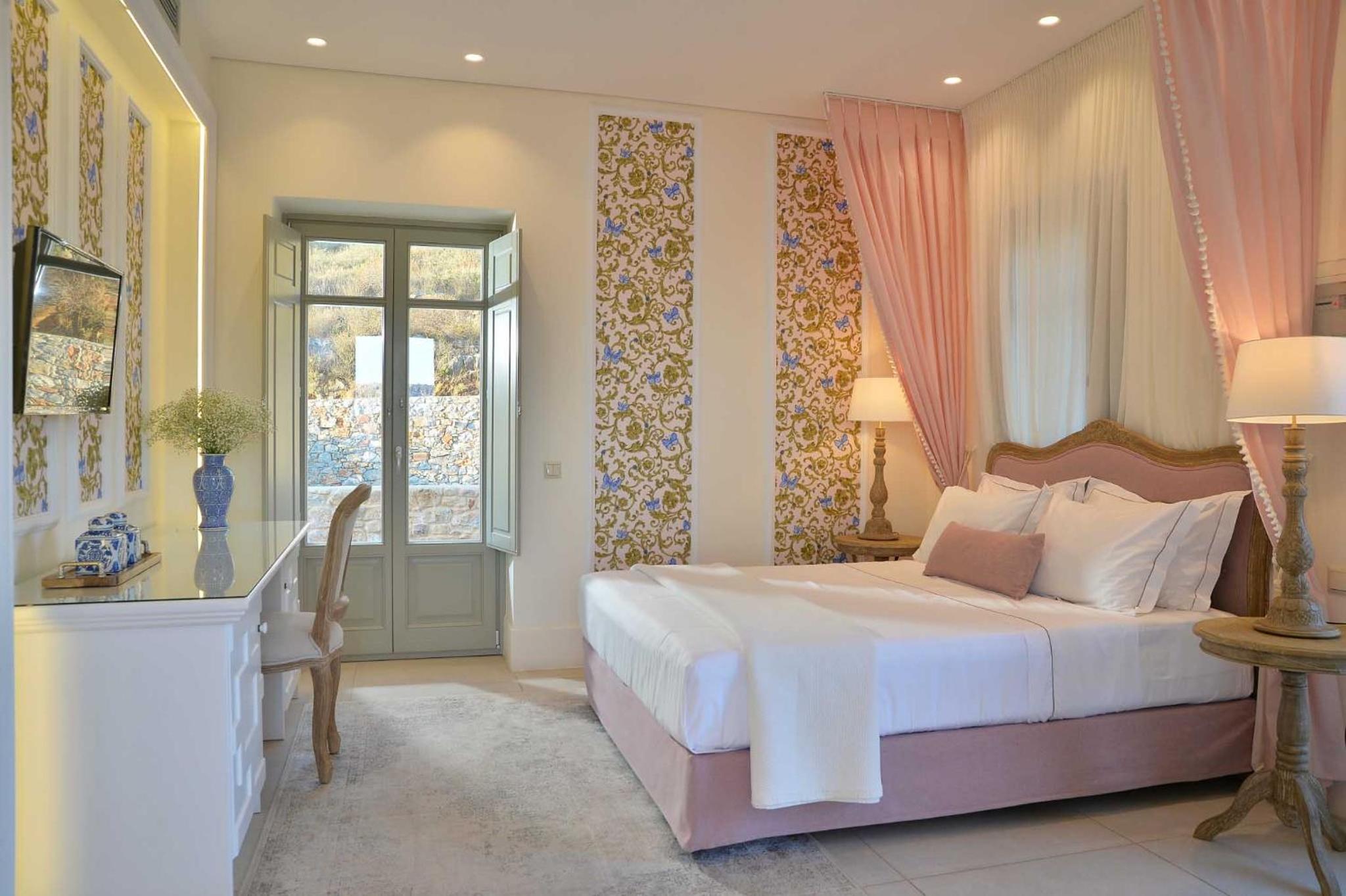 Deluxe Suite with Sea View - Photo 8