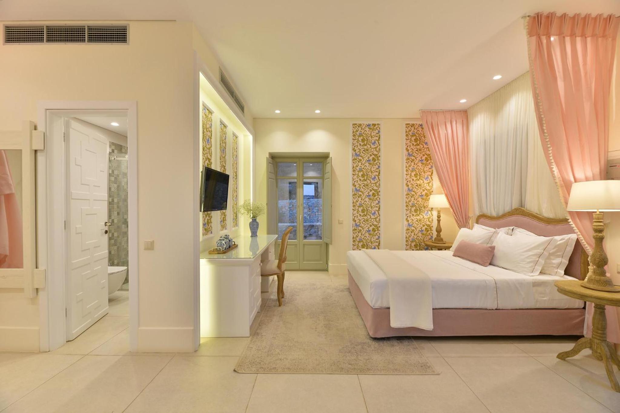 Deluxe Suite with Sea View - Photo 10