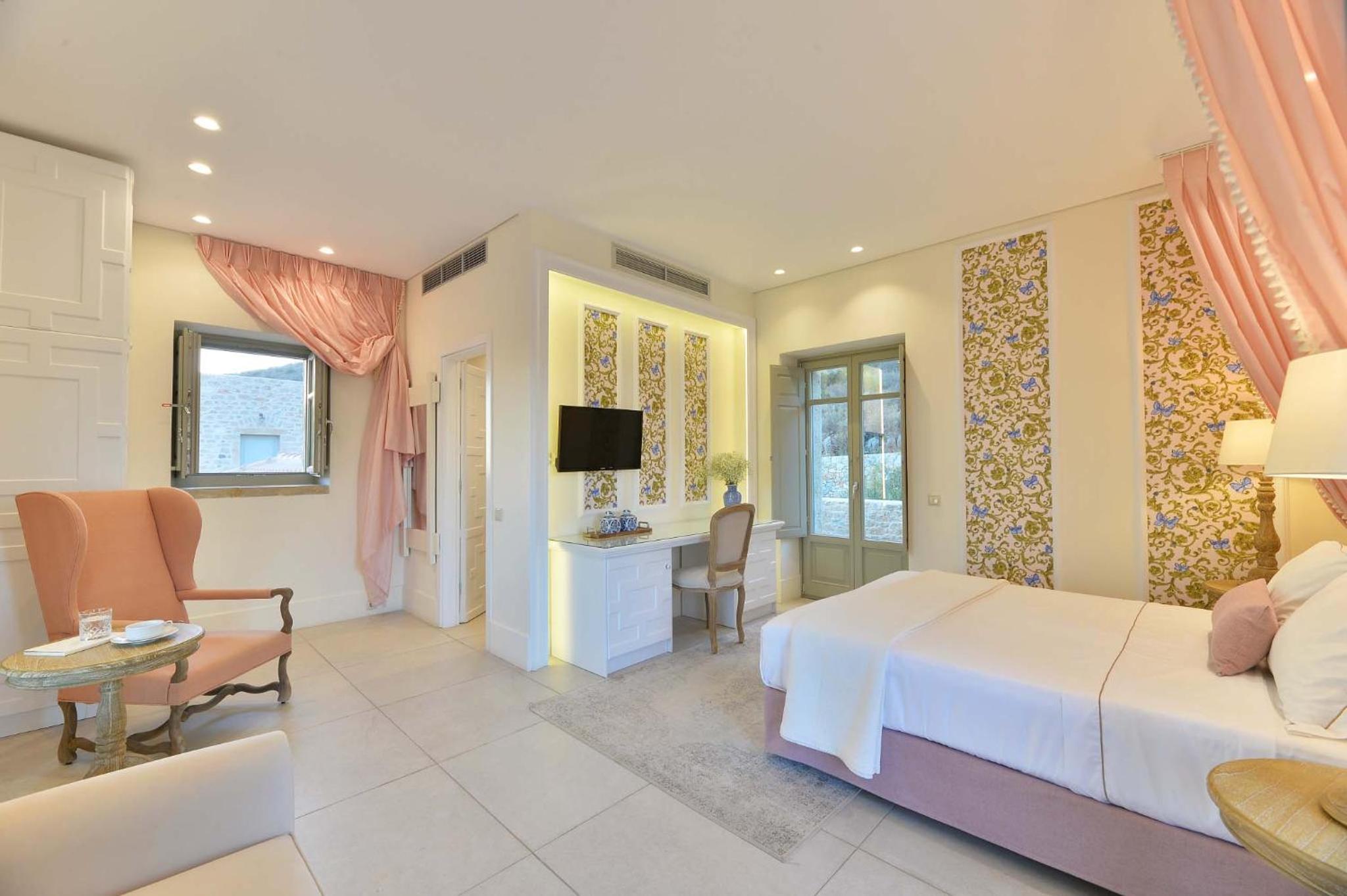 Deluxe Suite with Sea View - Photo 7