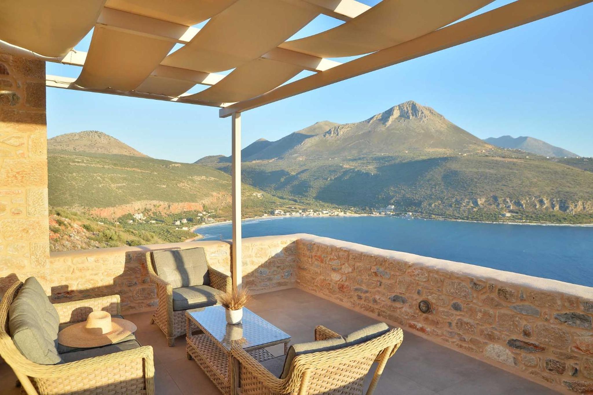 Deluxe Suite with Sea View - Photo 6