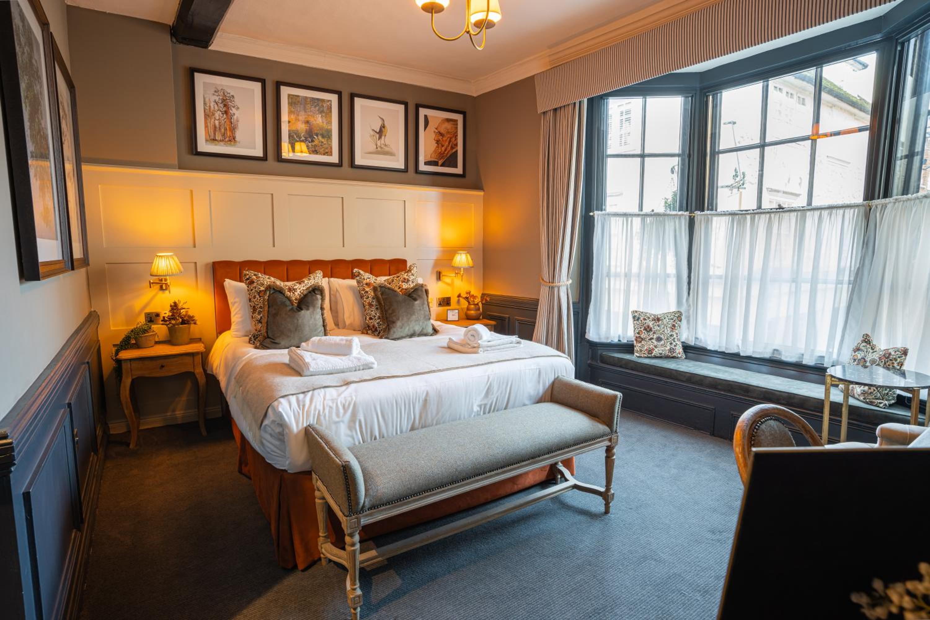 King Deluxe with Sofa Bed photo 2