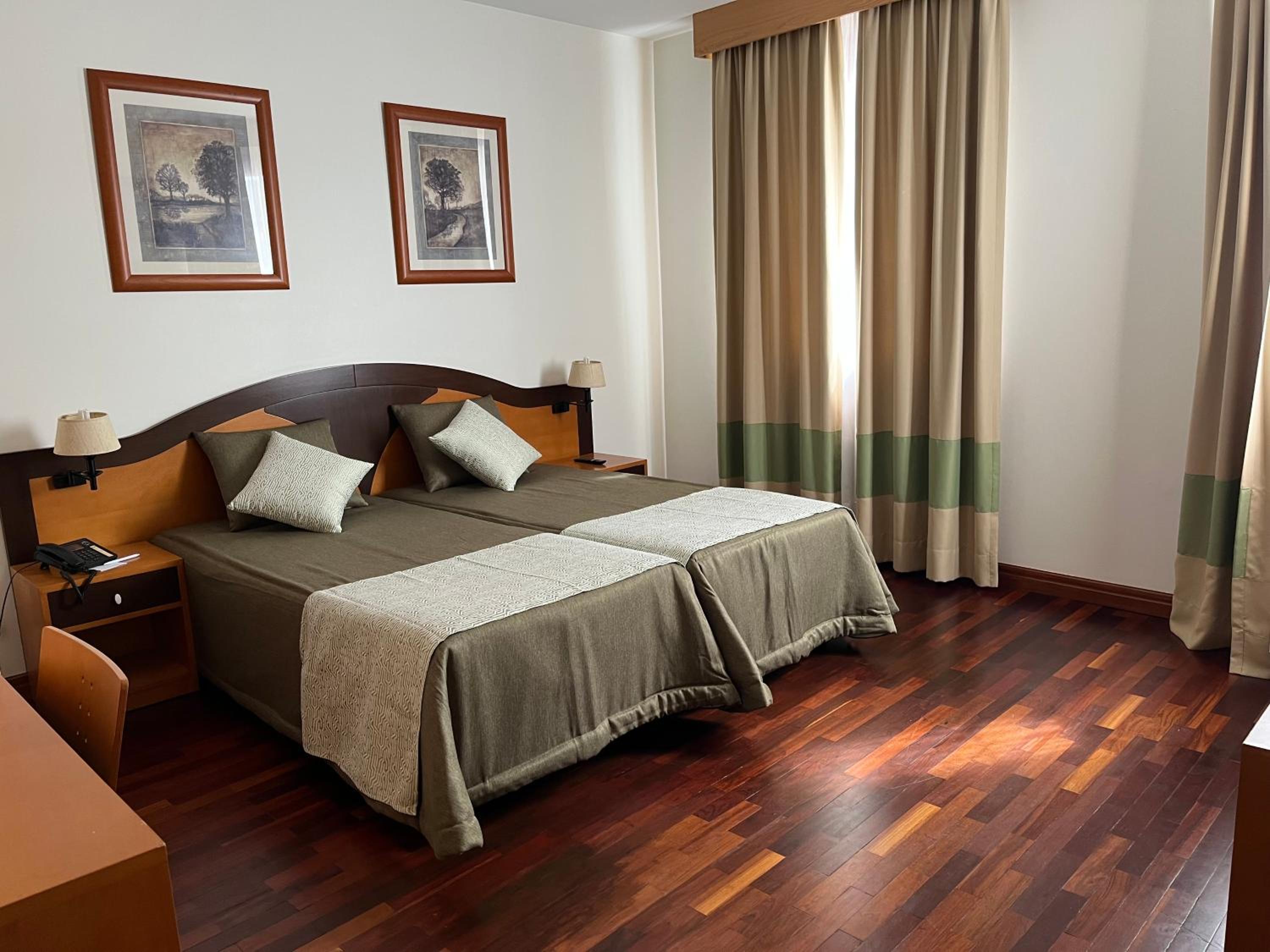 Twin Room - Photo 8