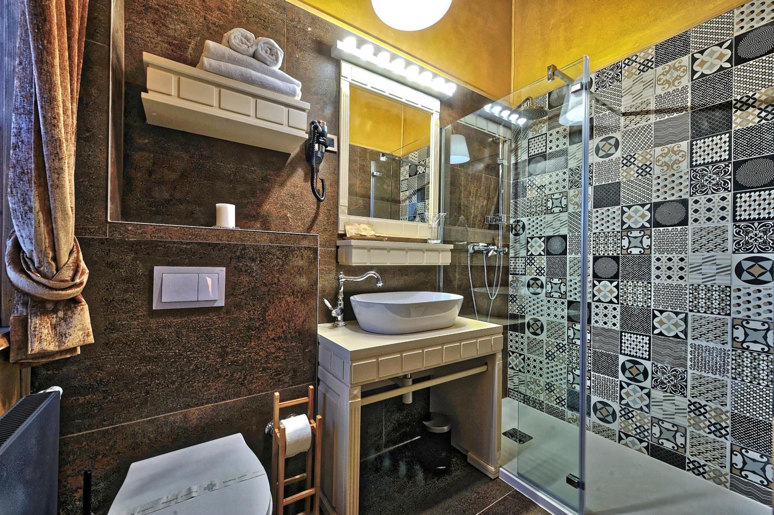 Four-Bedroom House - Photo 26