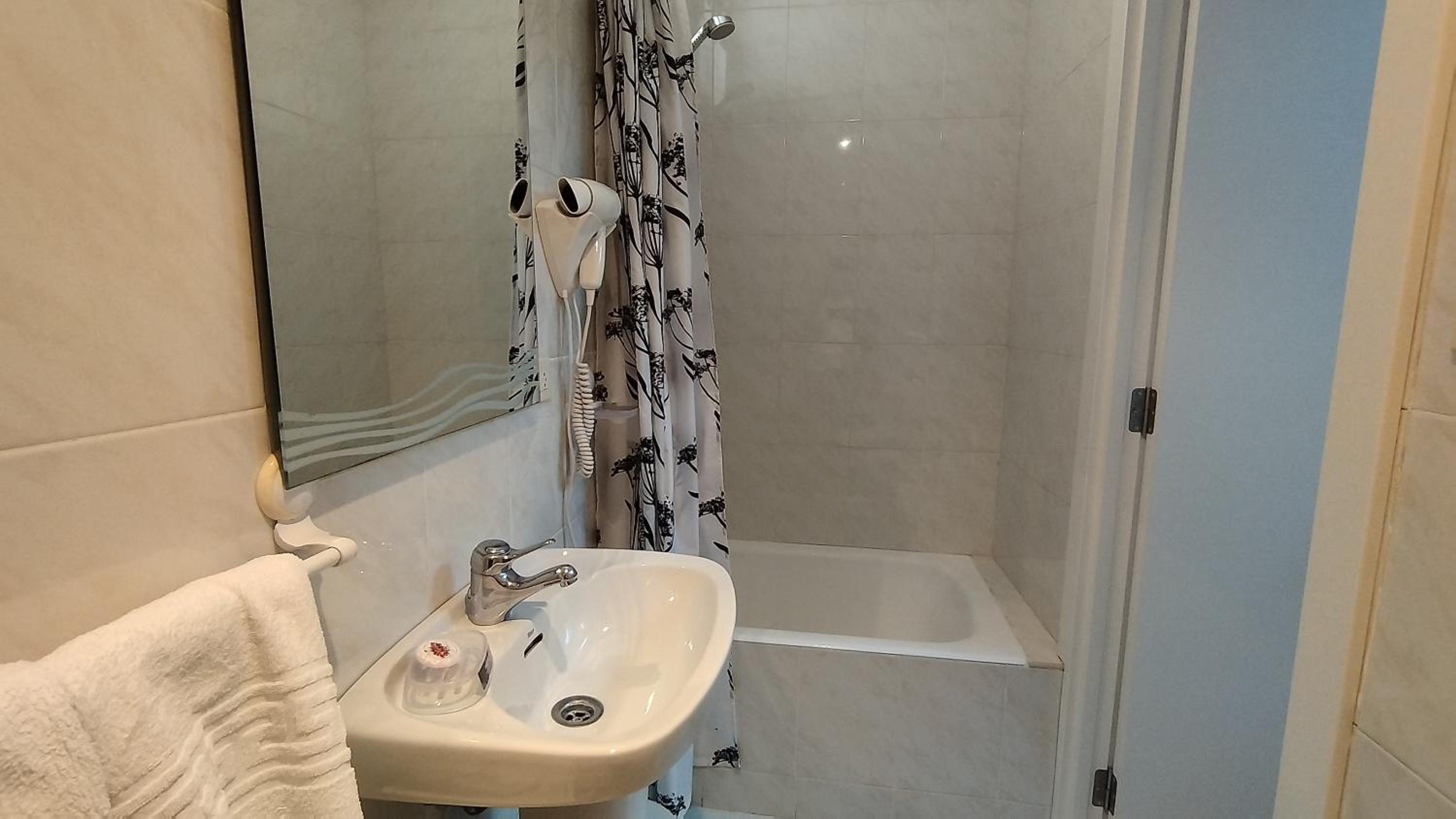 Double Room - Photo 11