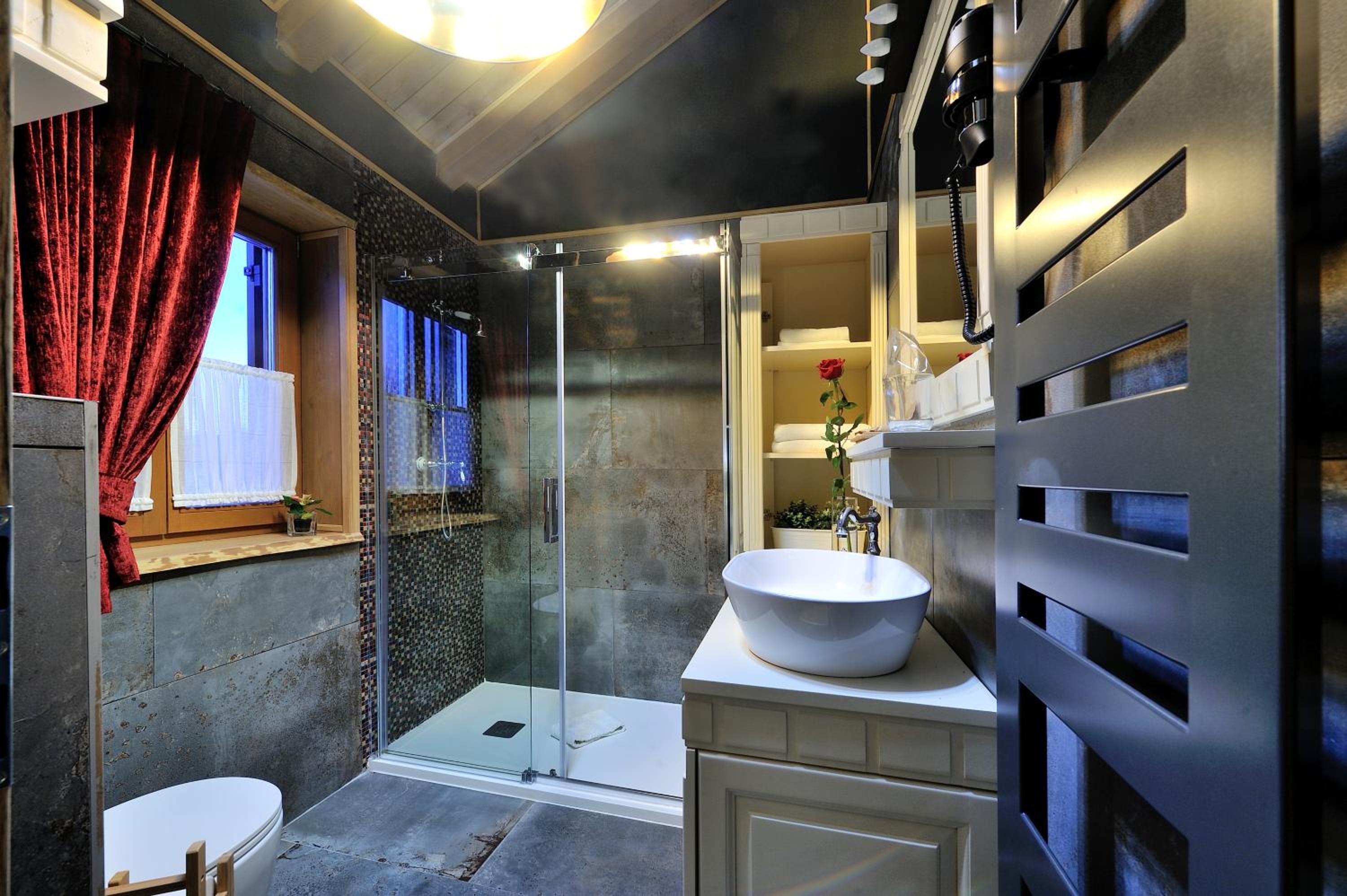 Four-Bedroom House - Photo 20