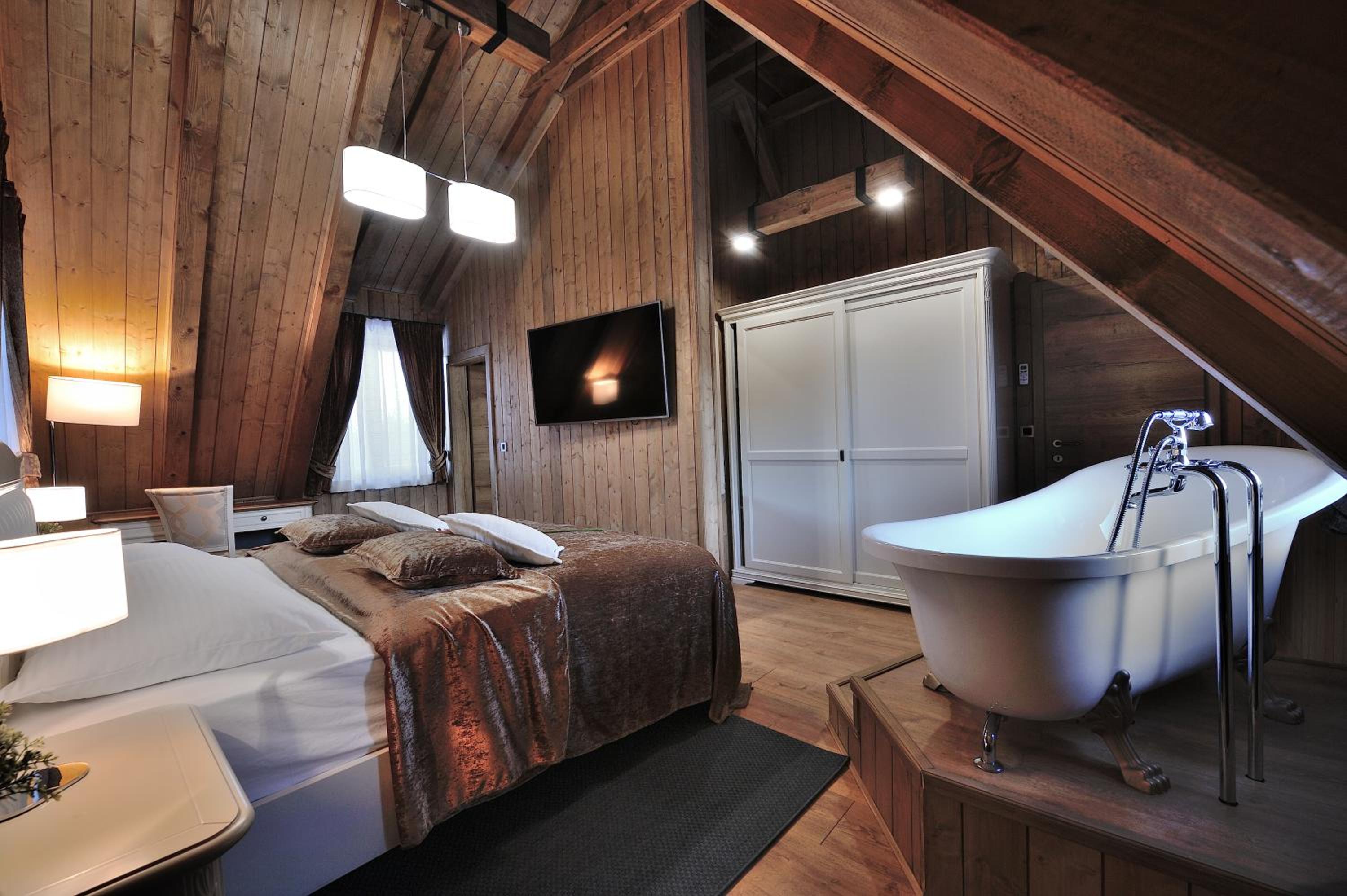 Four-Bedroom House - Photo 21