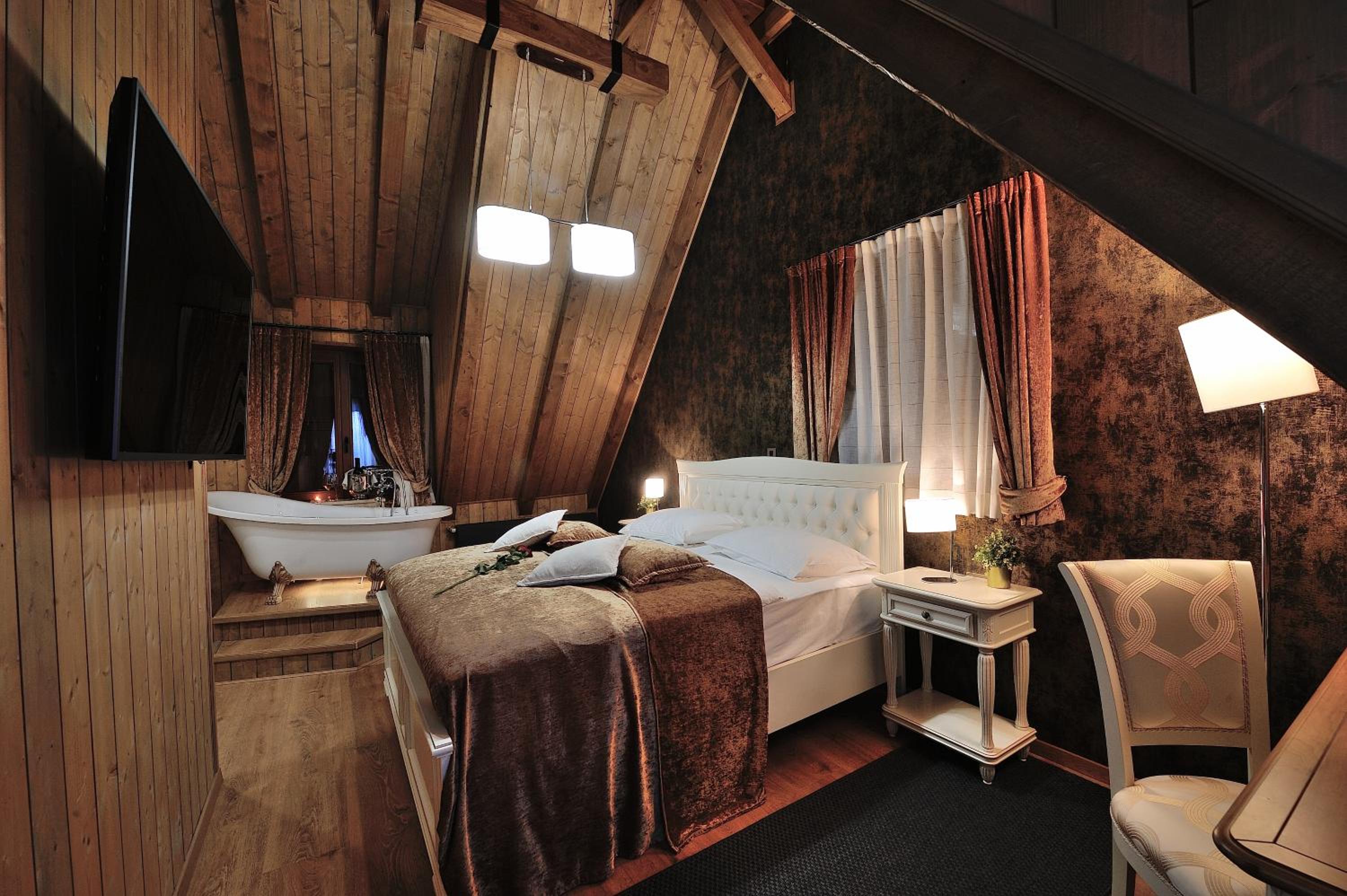Four-Bedroom House - Photo 22