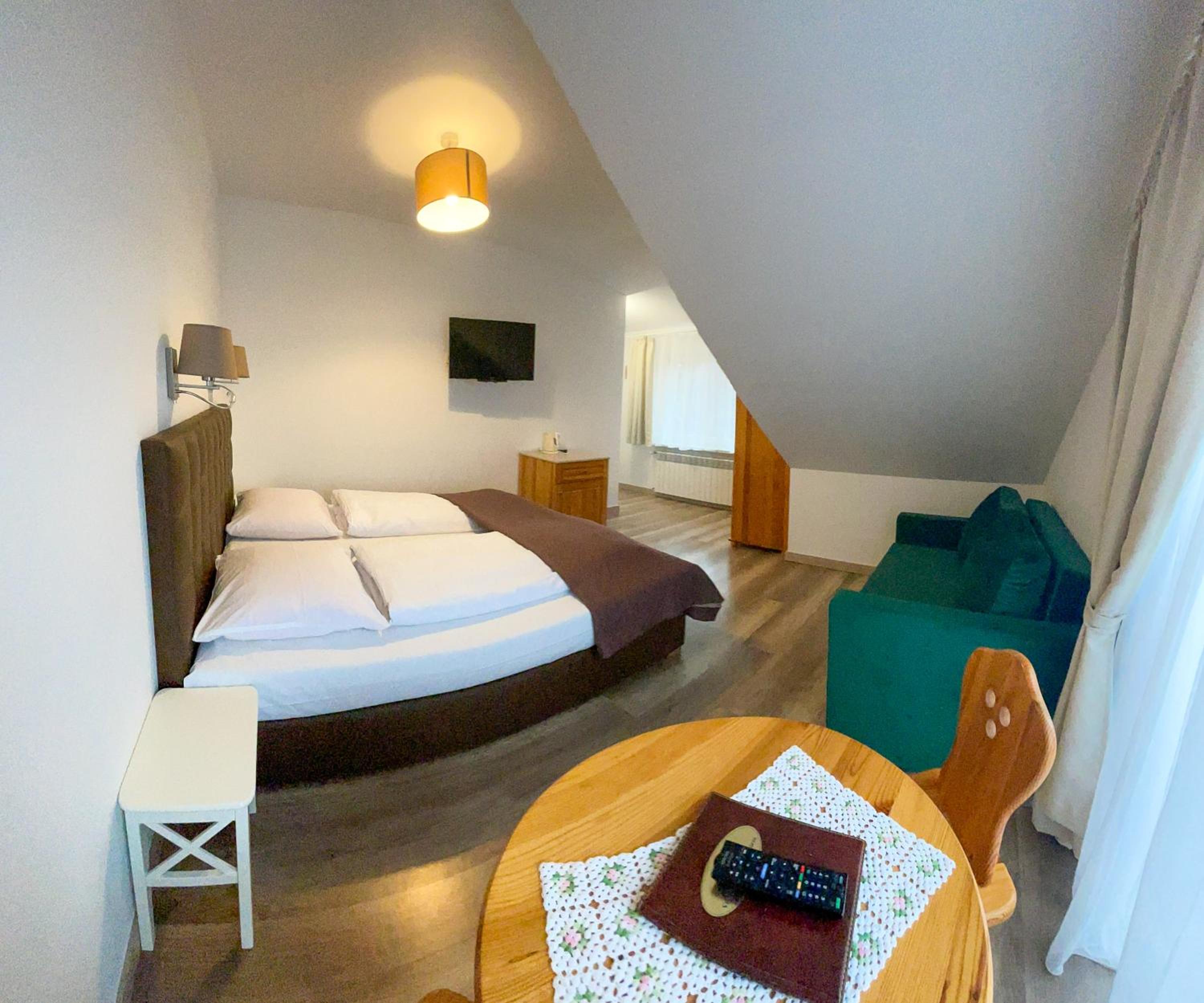 Double Room with Balcony - Photo 9