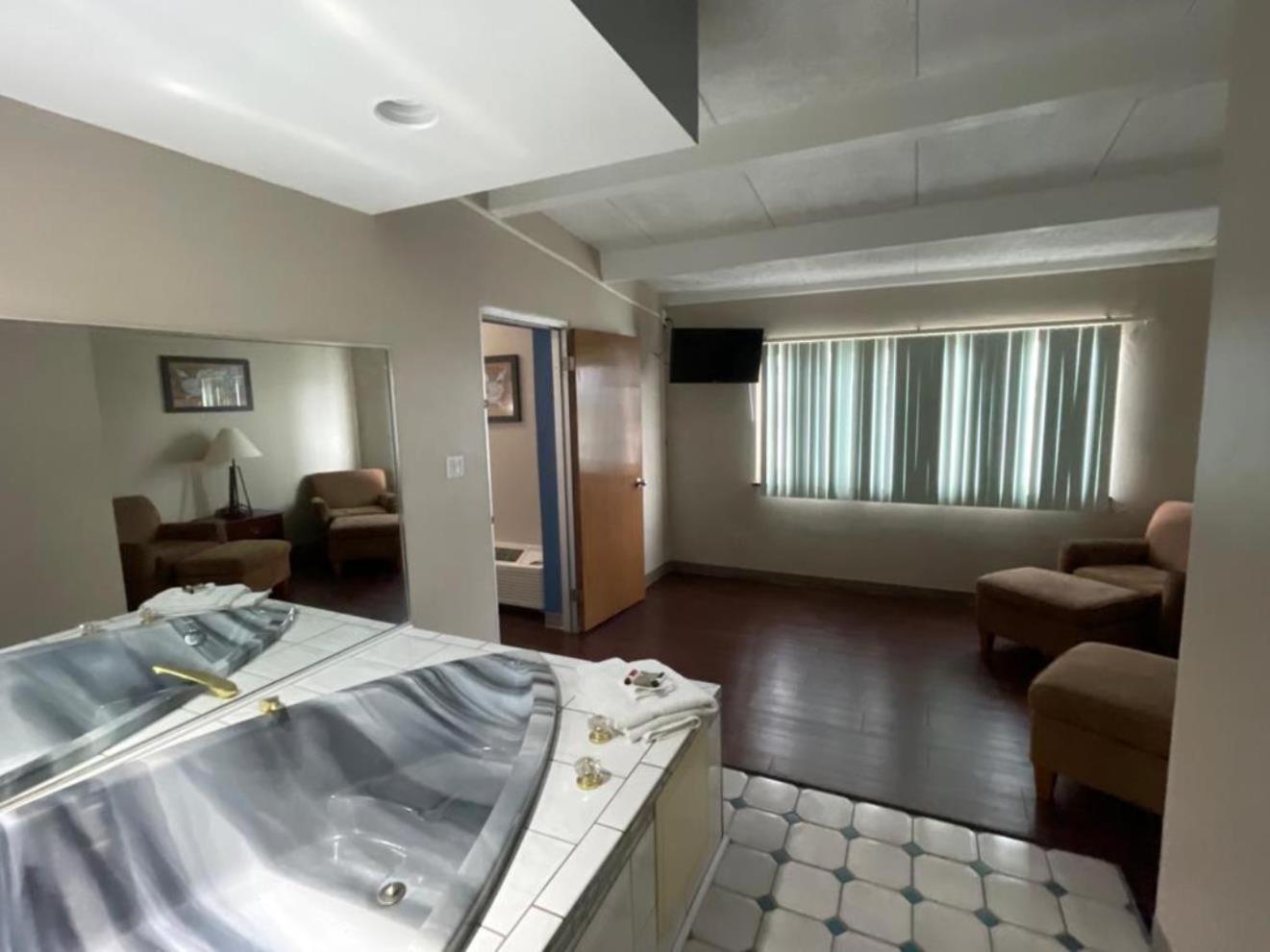 Queen Studio Suite - Non-Smoking - Photo 6
