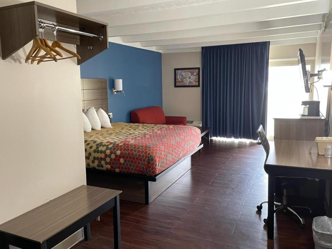 King Room - Non-Smoking - Photo 2