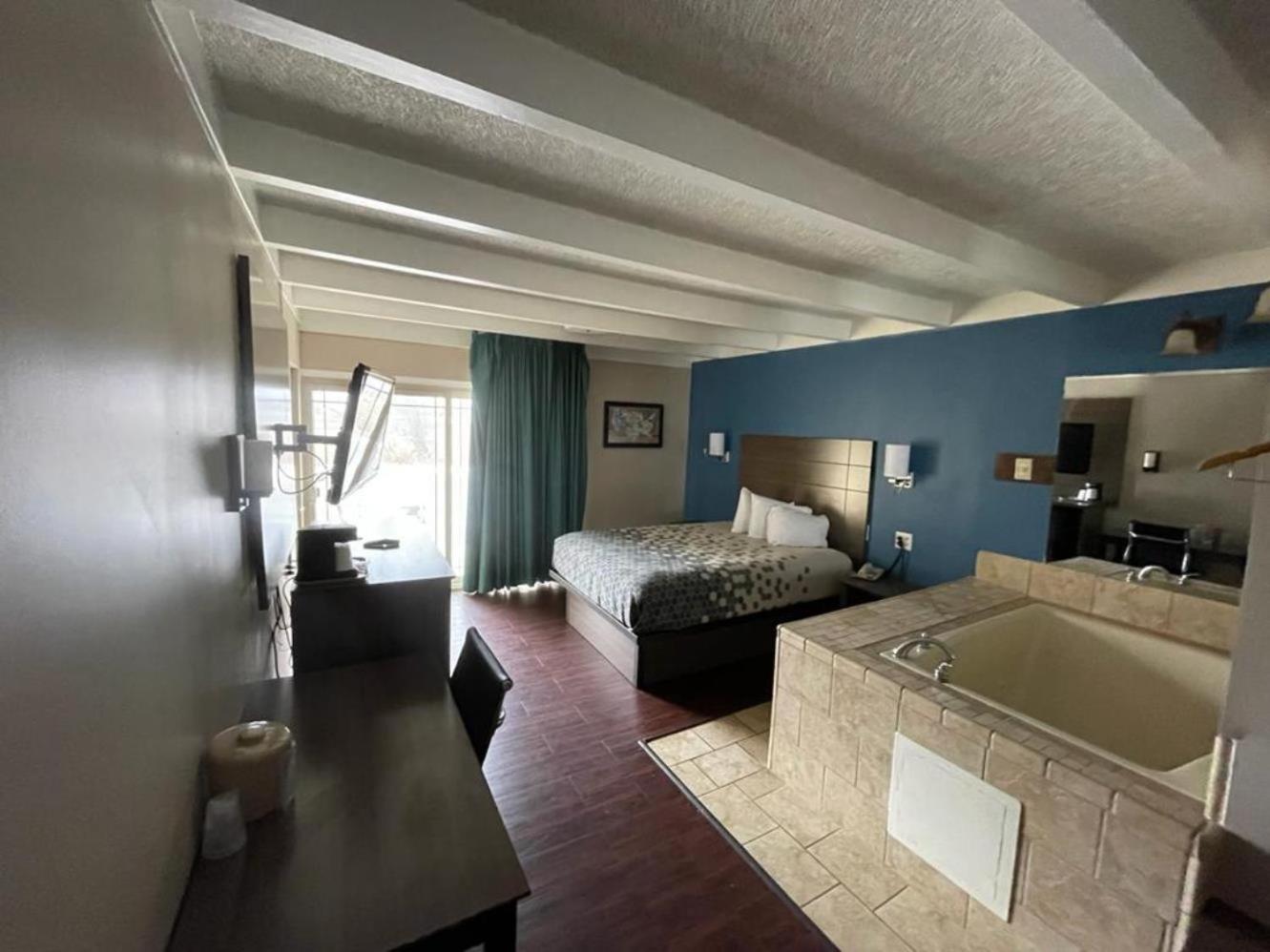 One-Bedroom Junior King Suite - Non-Smoking - Photo 6