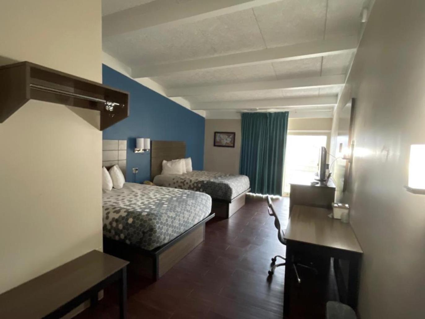 Queen Room with Two Queen Beds - Non-Smoking - Photo 6