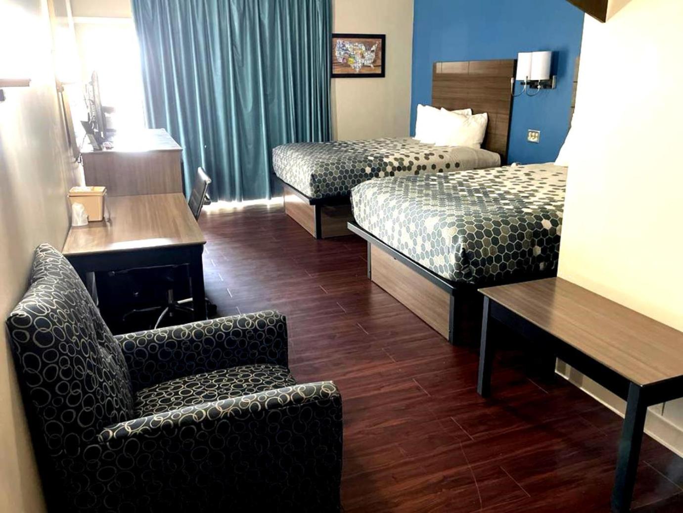 Queen Room with Two Queen Beds - Non-Smoking - Photo 3