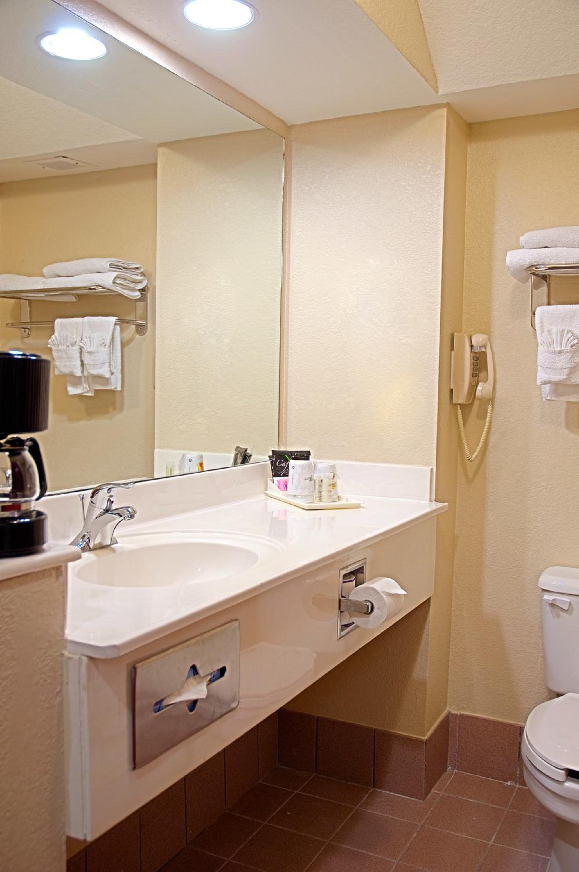 King Room - Non-Smoking - Photo 4