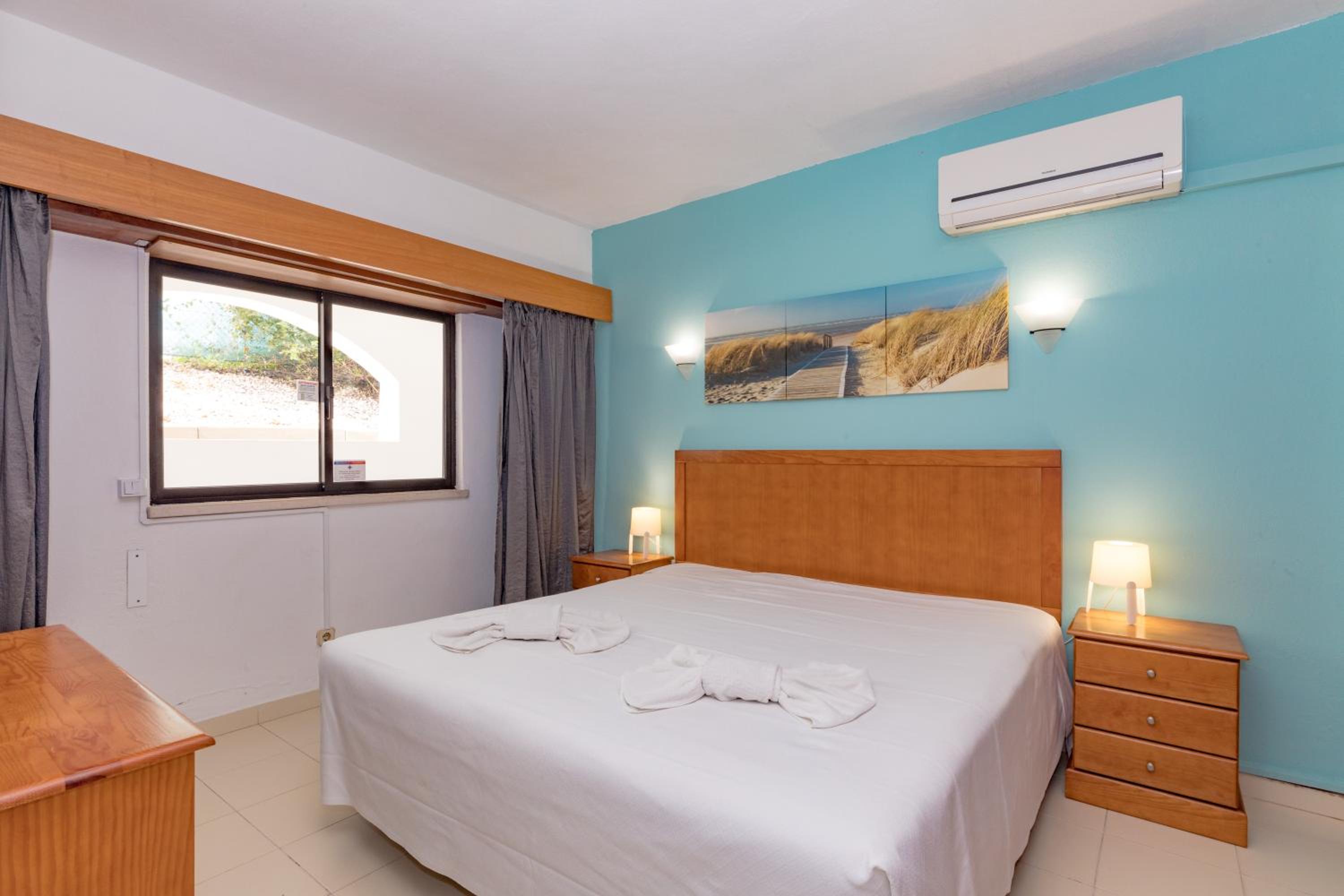 One-Bedroom Apartment with Pool View photo 1