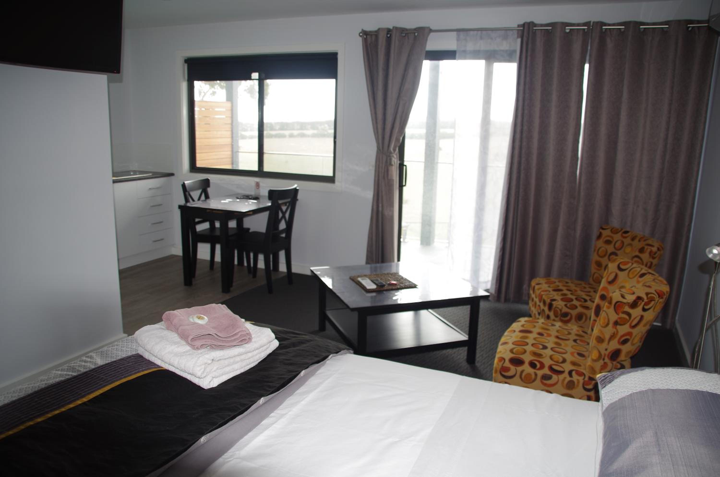Studio with Queen Bed