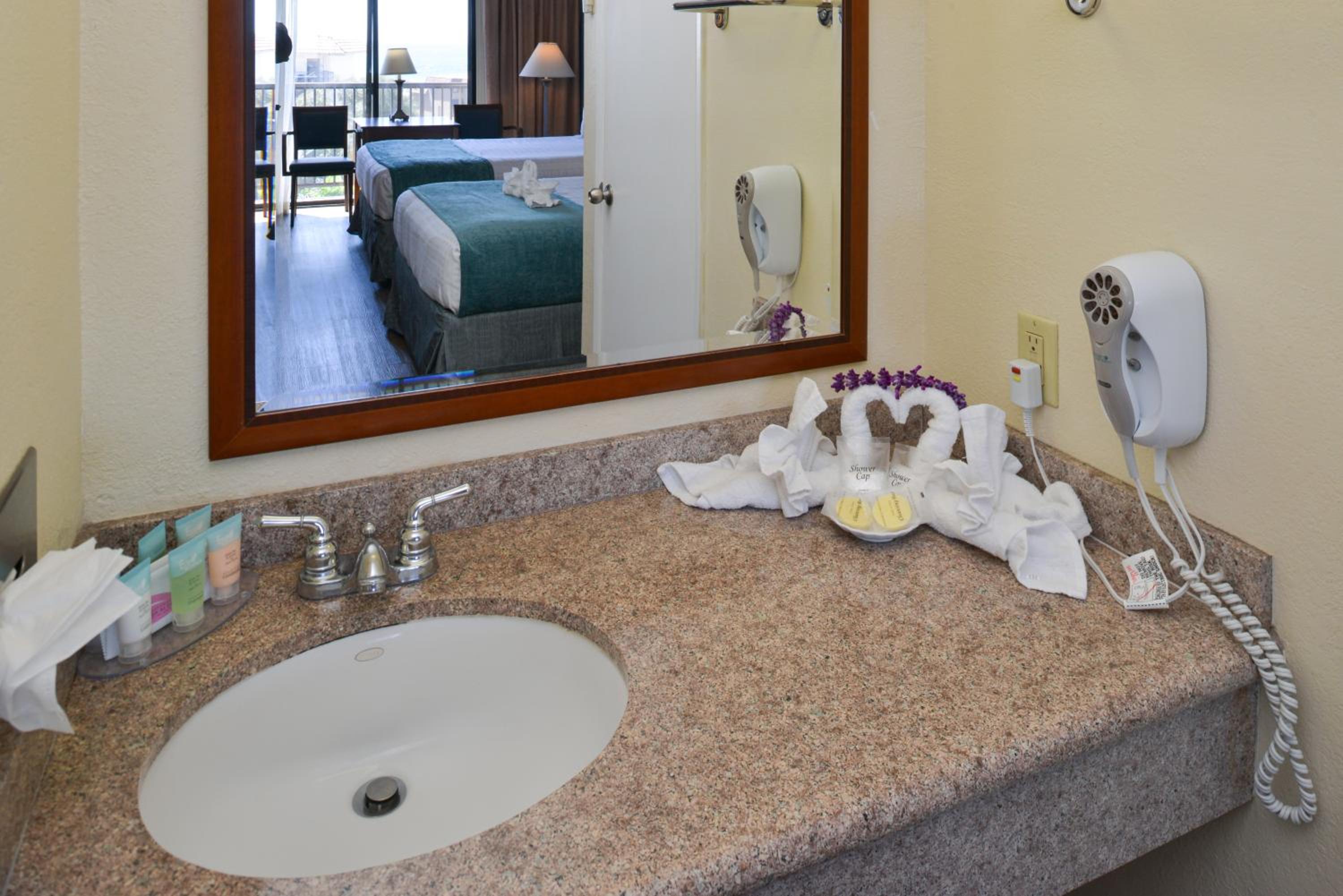 Queen Room with Balcony - Photo 5
