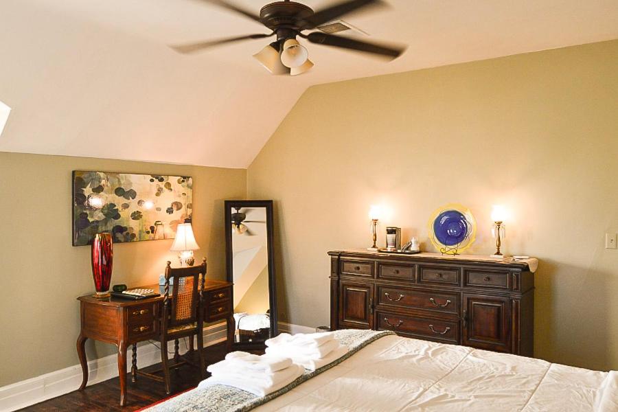 Standard Queen bed w/ shared bathroom  photo 2