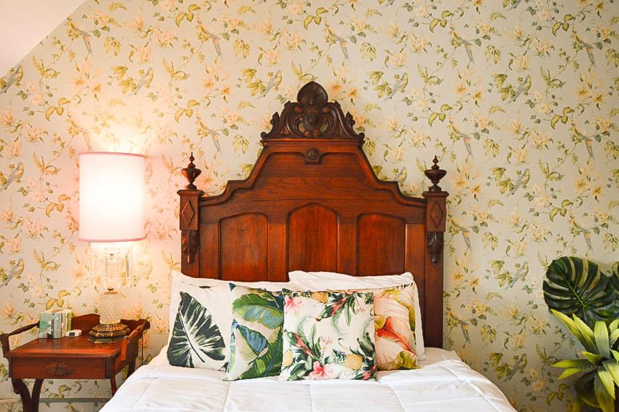 Standard Queen bed w/ shared bathroom  photo 3