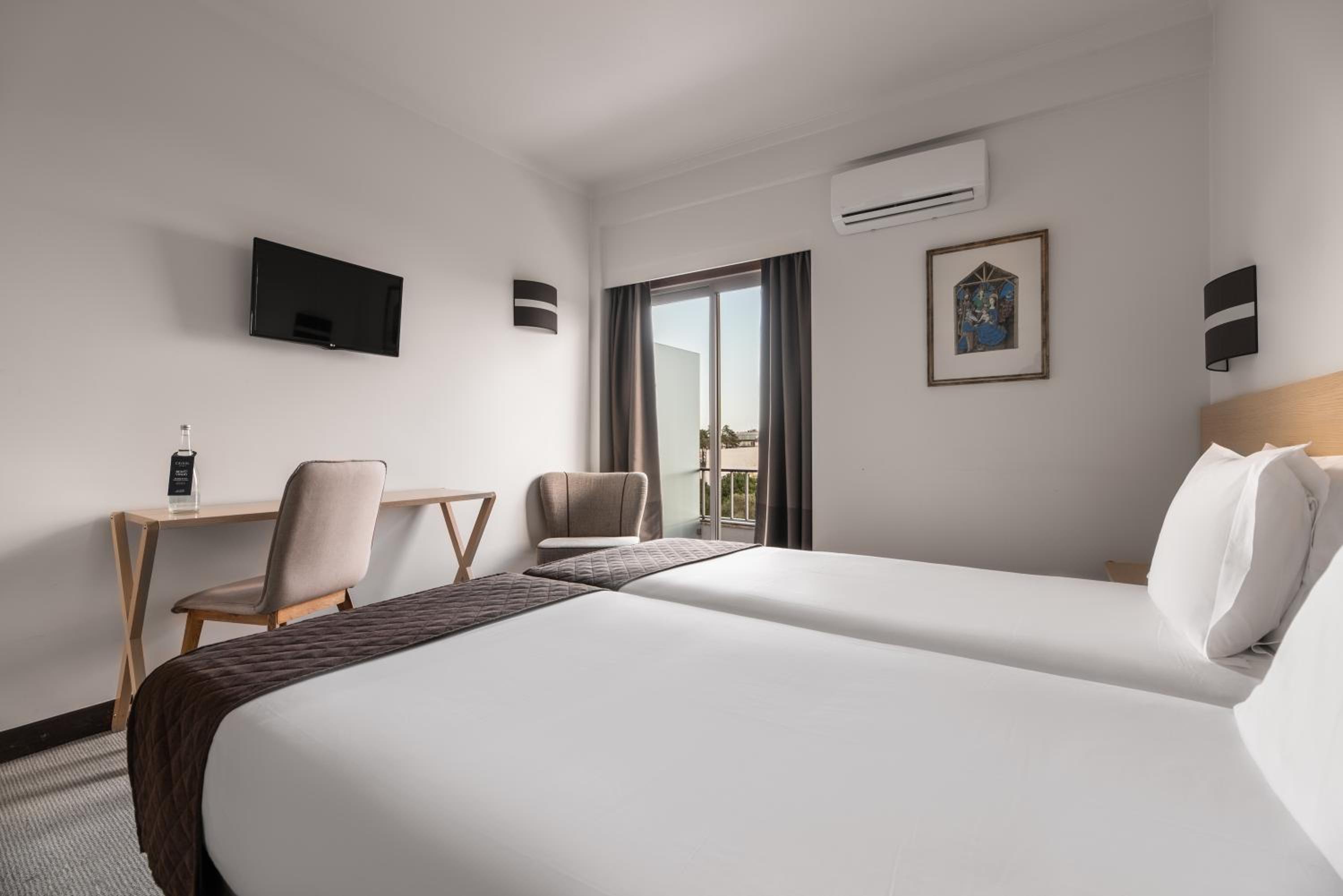 Double or Twin Room with Sanctuary View - Photo 5