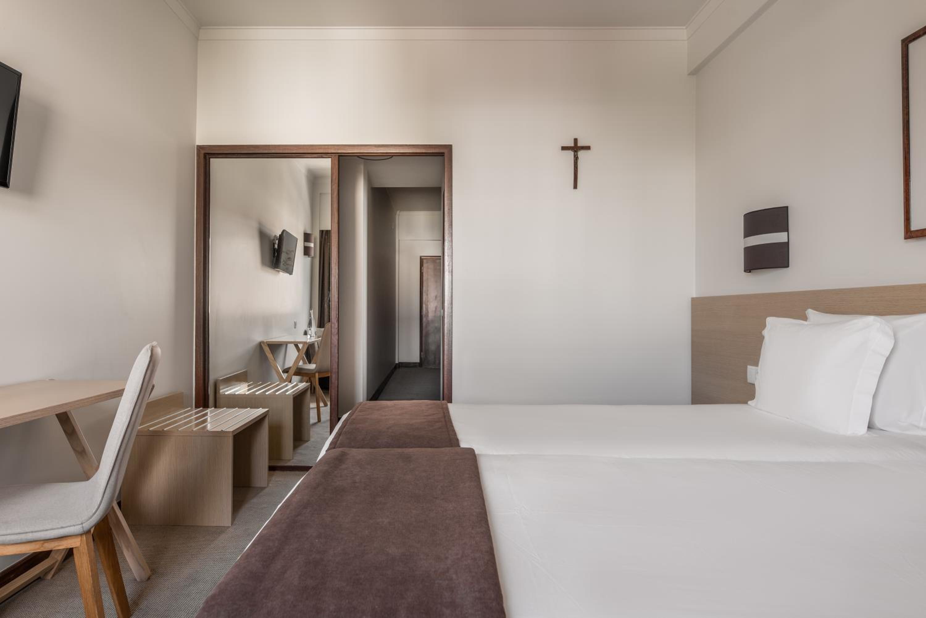 Double or Twin Room with Sanctuary View - Photo 4
