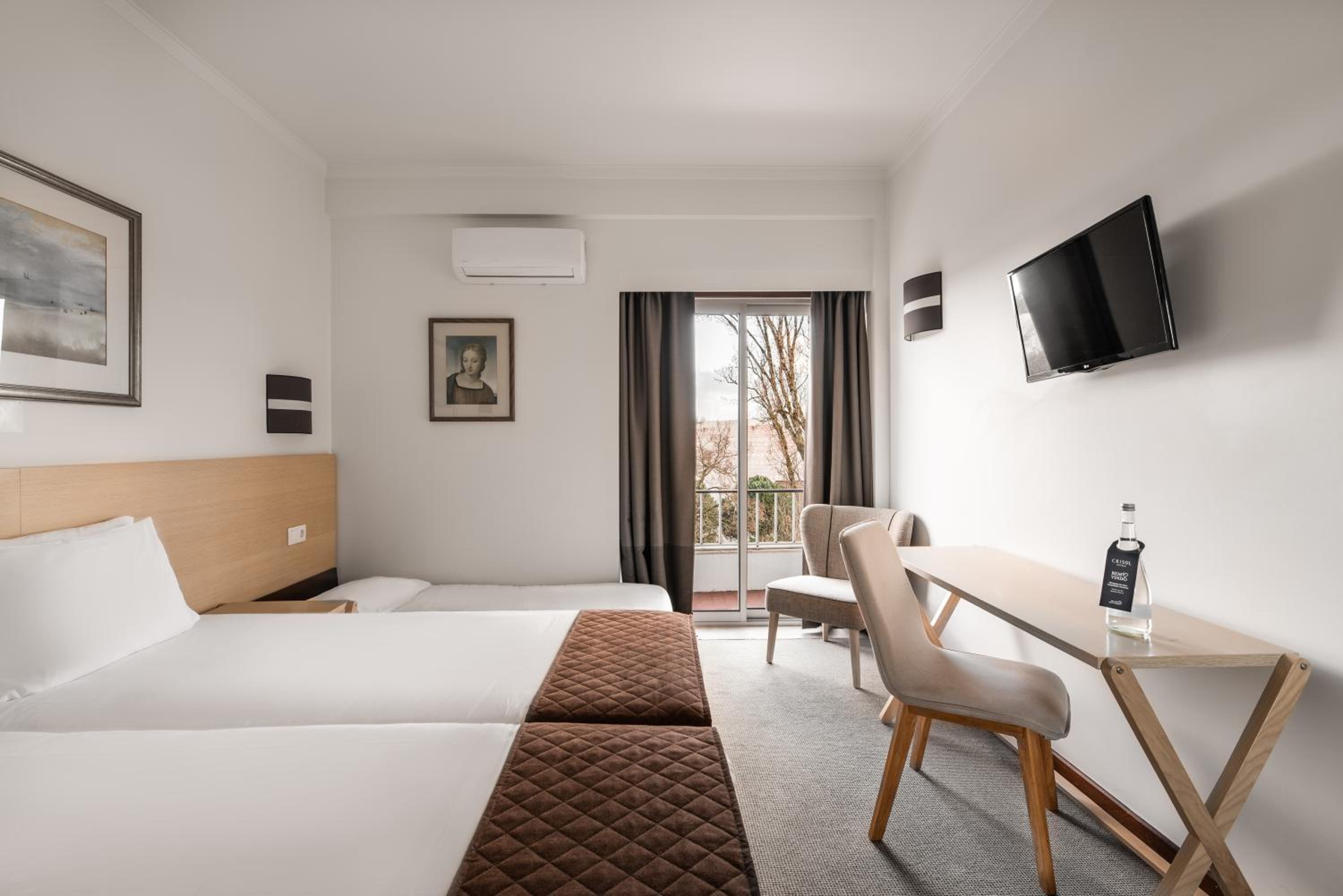 Twin Room with Sanctuary View and Balcony - Photo 2