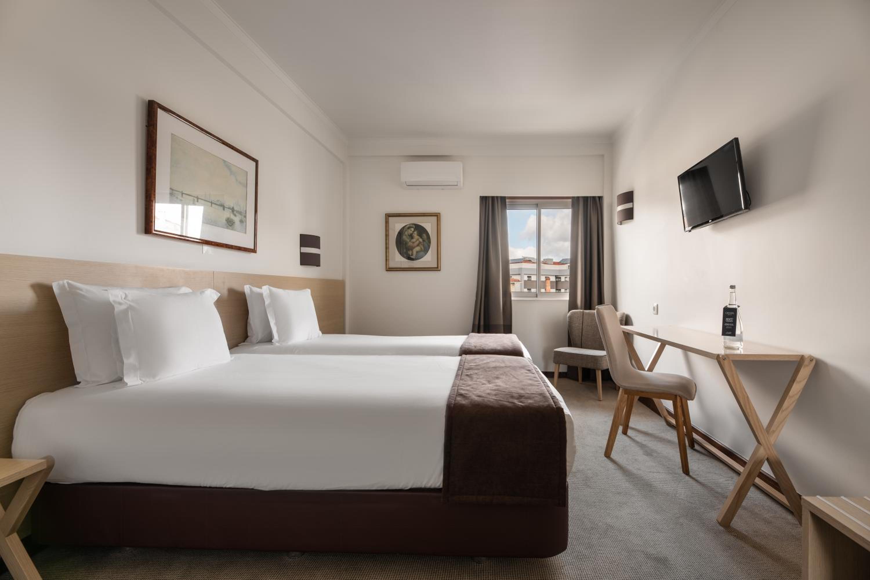 Twin Room with Sanctuary View and Balcony - Photo 3