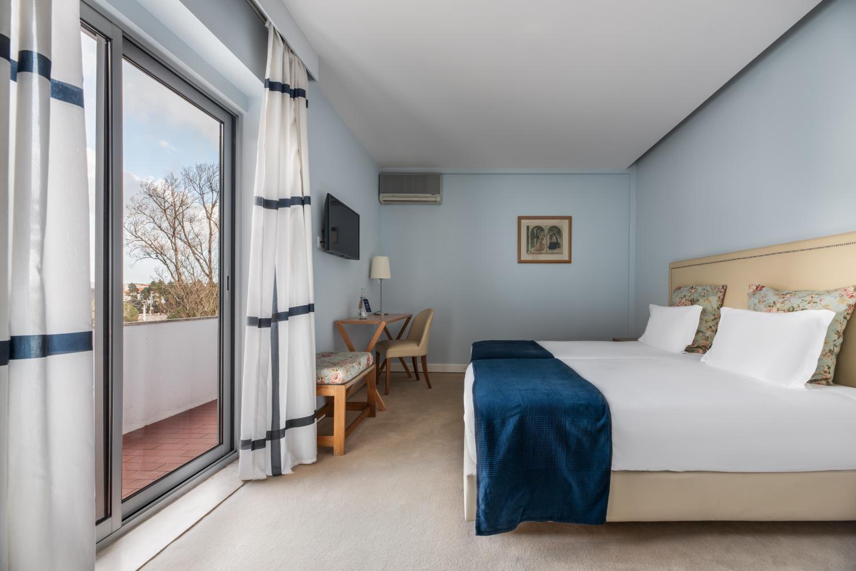 Twin Room with Sanctuary View and Balcony - Photo 4
