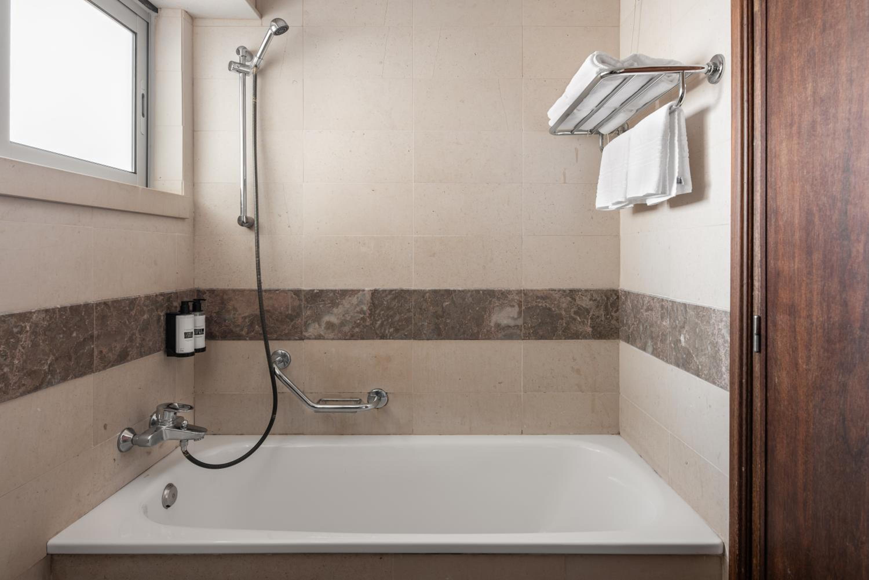 Standard Double or Twin Room - Photo 3