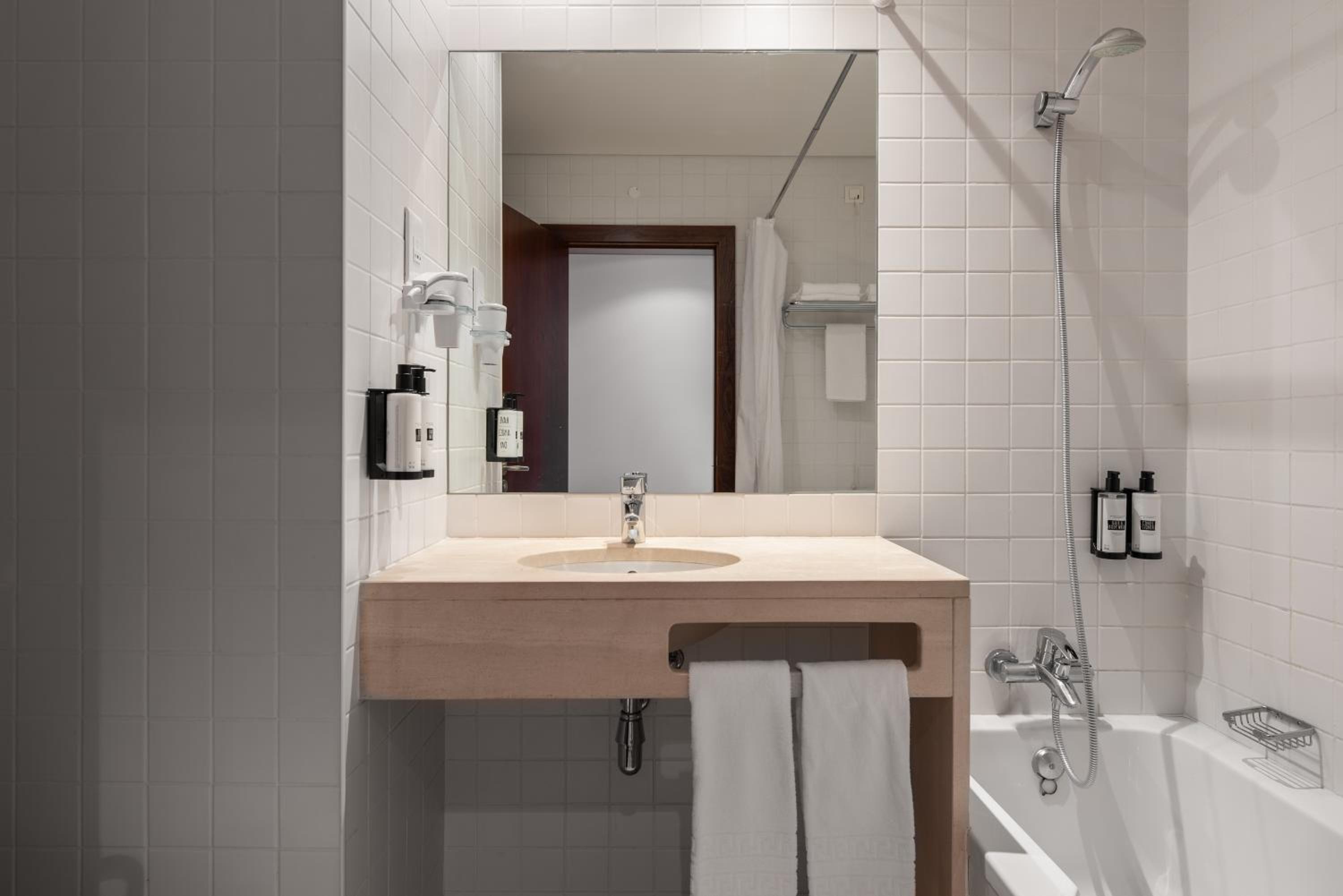 Double or Twin Room with Sanctuary View - Photo 3
