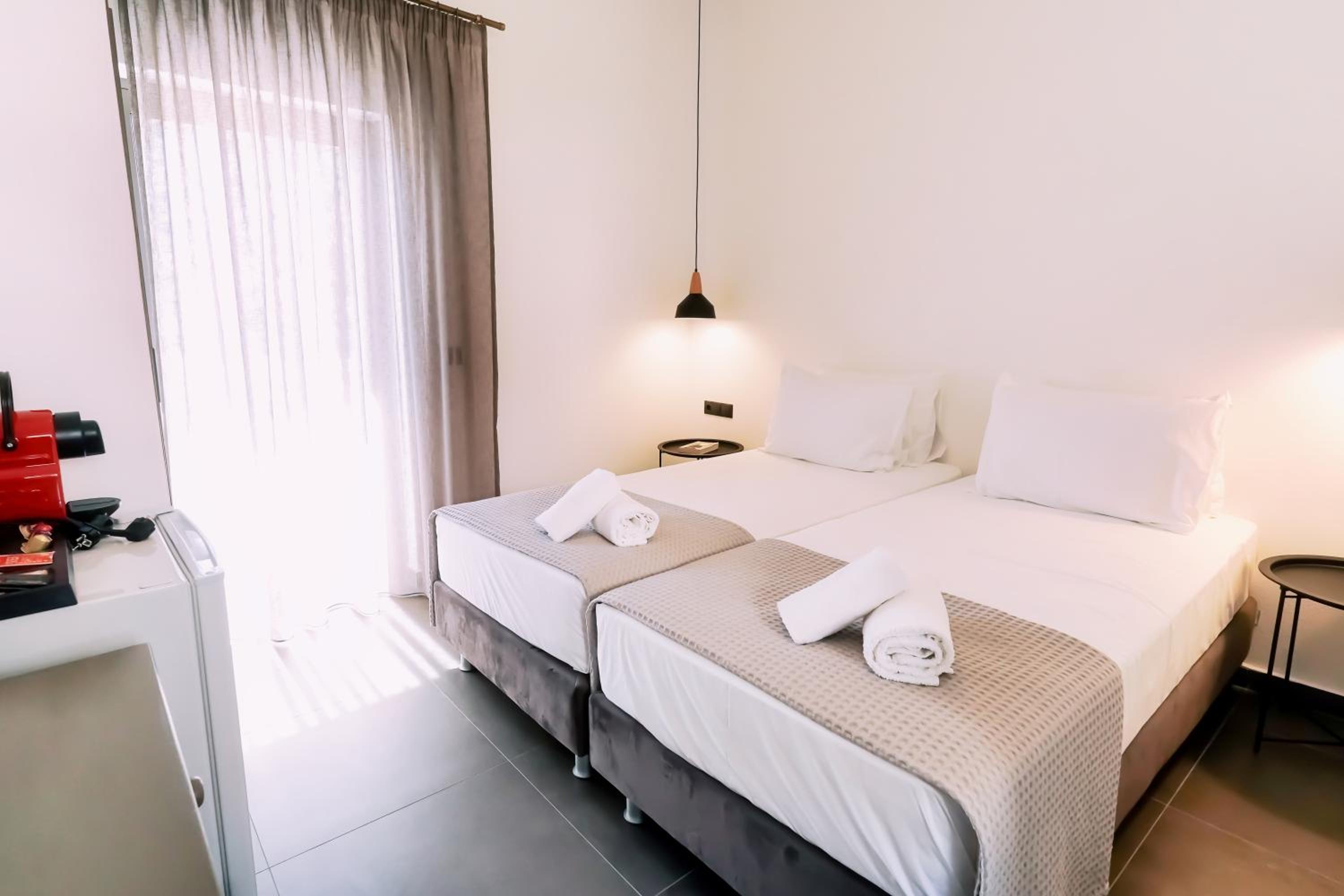 Double or Twin Room with Side Sea View - Photo 18