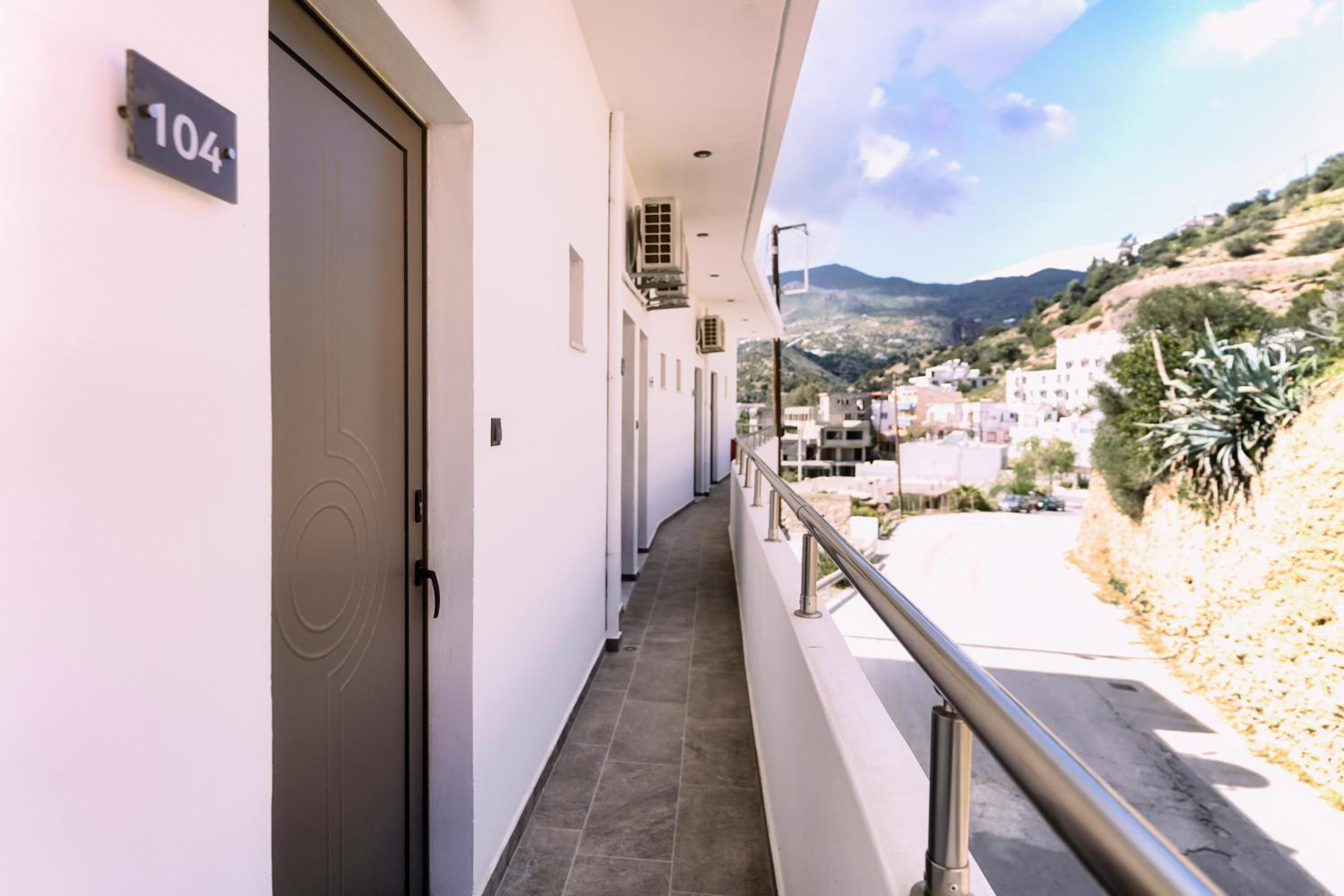 Double or Twin Room with Side Sea View - Photo 12