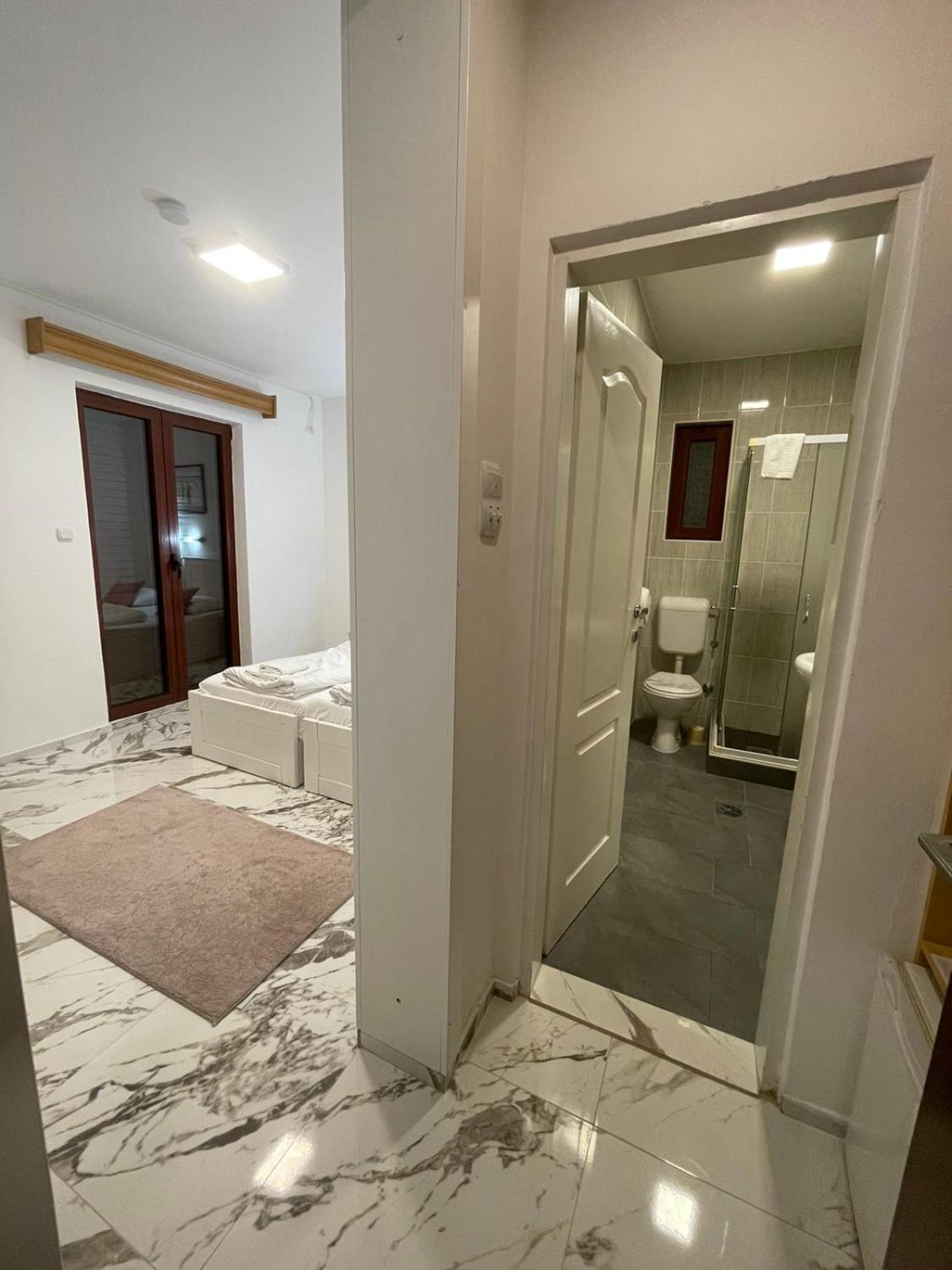 Double or Twin Room with Side Sea View - Photo 12