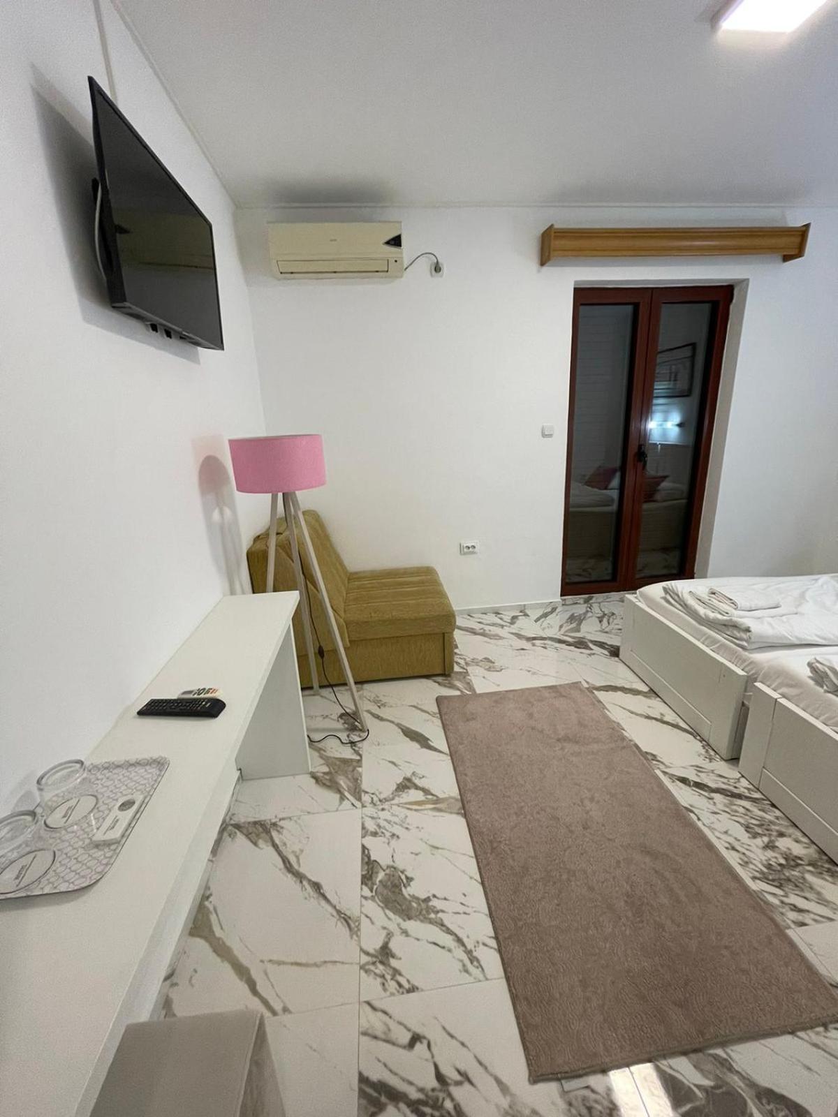 Double or Twin Room with Side Sea View - Photo 13