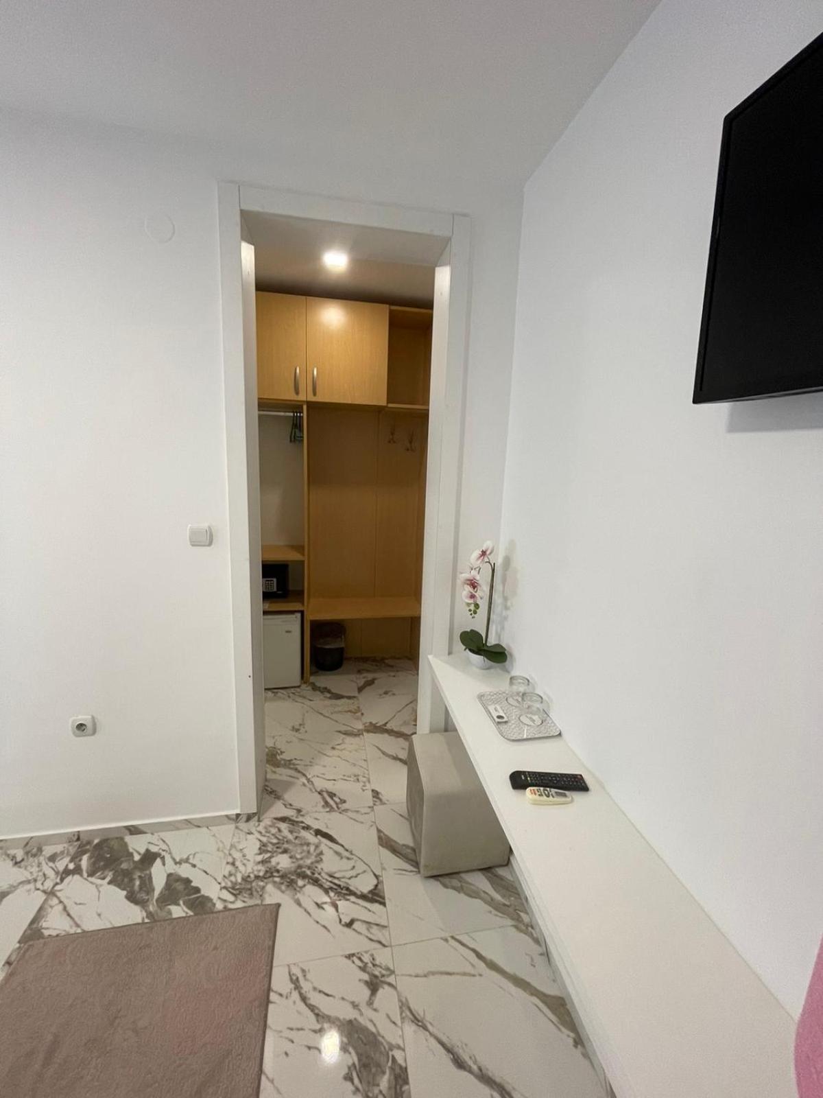 Double or Twin Room with Side Sea View - Photo 15