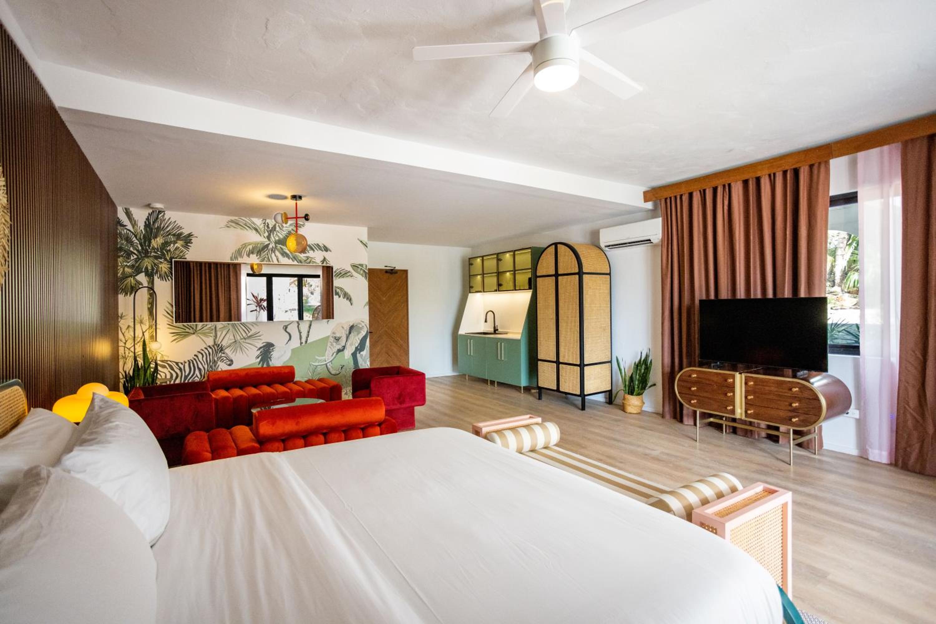 Deluxe King Suite photo 3
