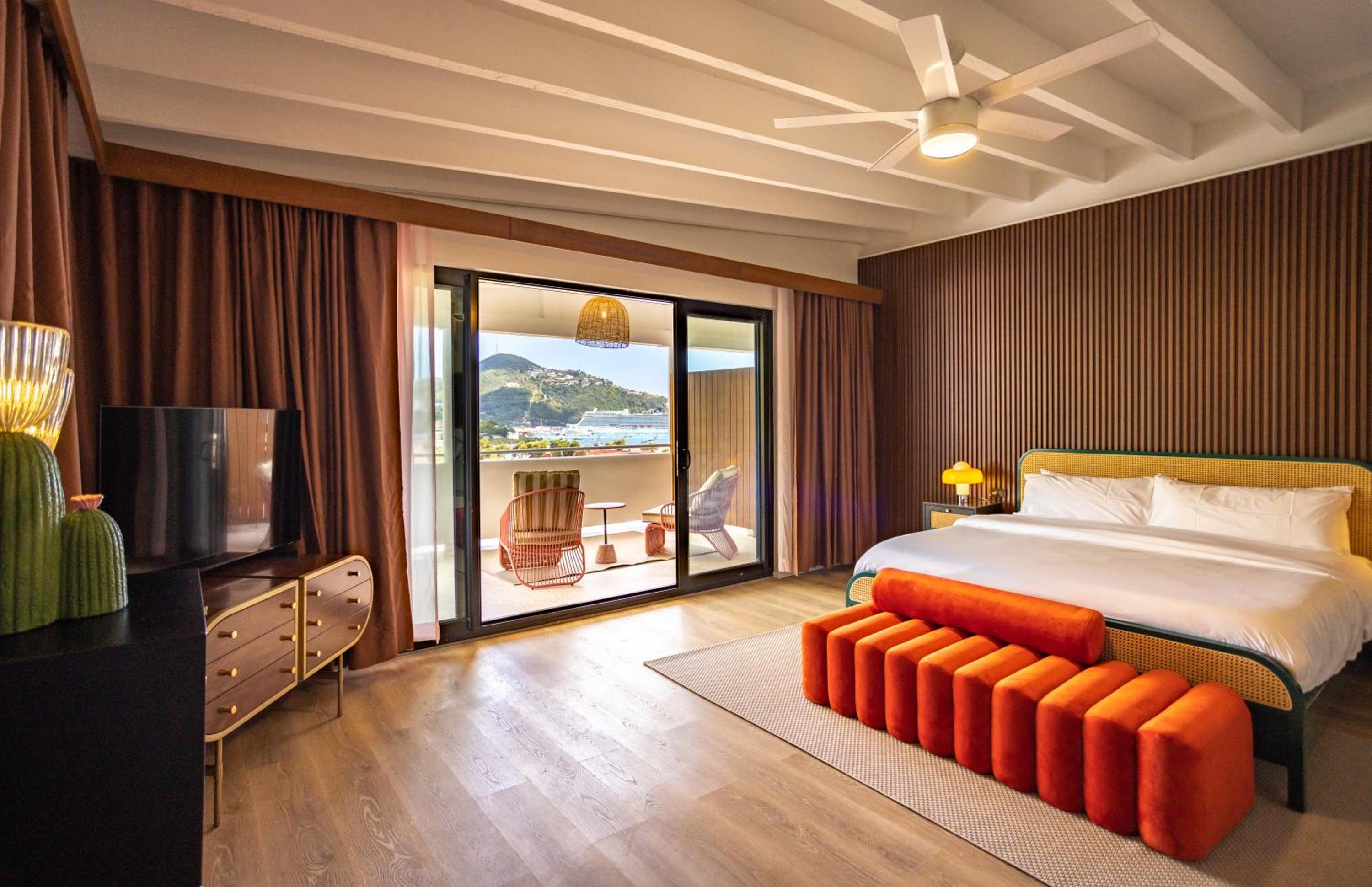 Deluxe King Suite photo 2