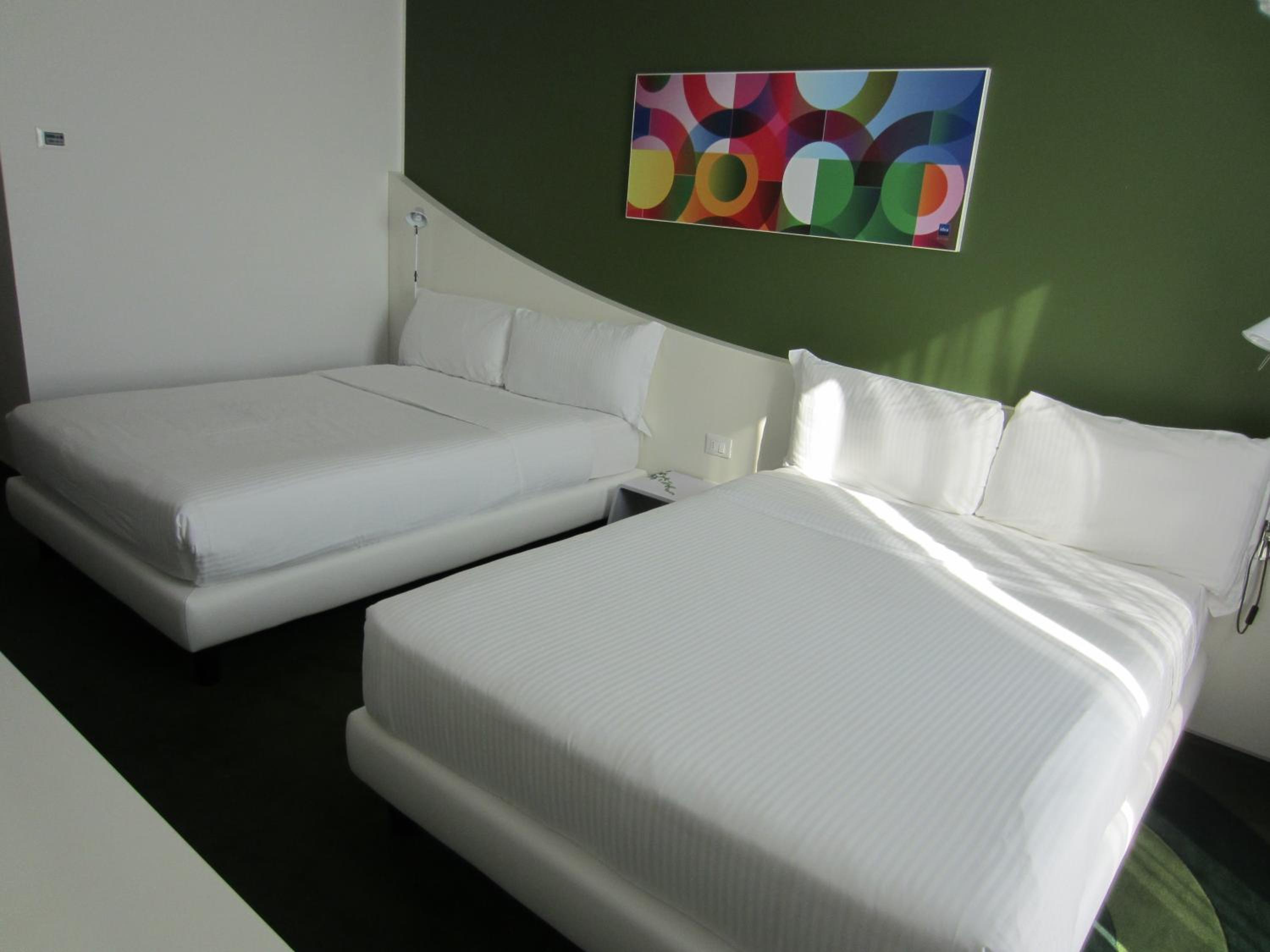 Twin Room with Two Double Beds (3 People) photo 3