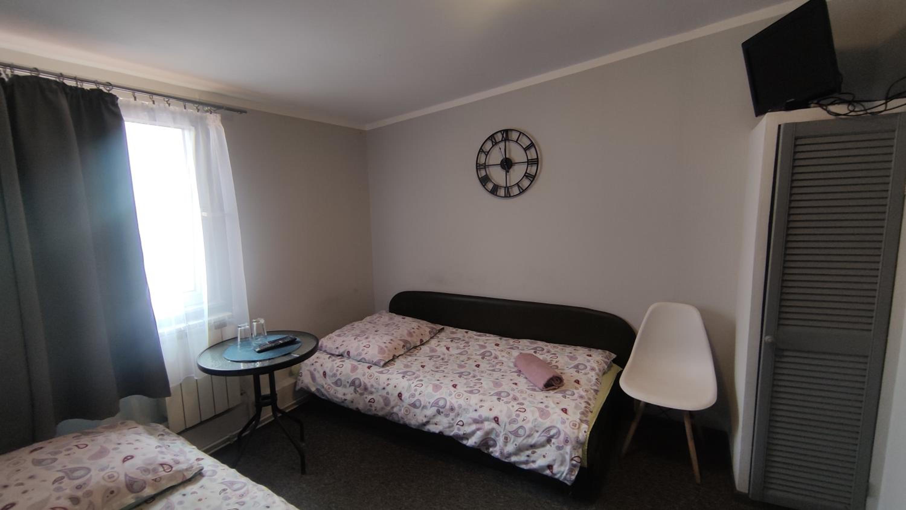 Twin Room with Bathroom - Photo 3