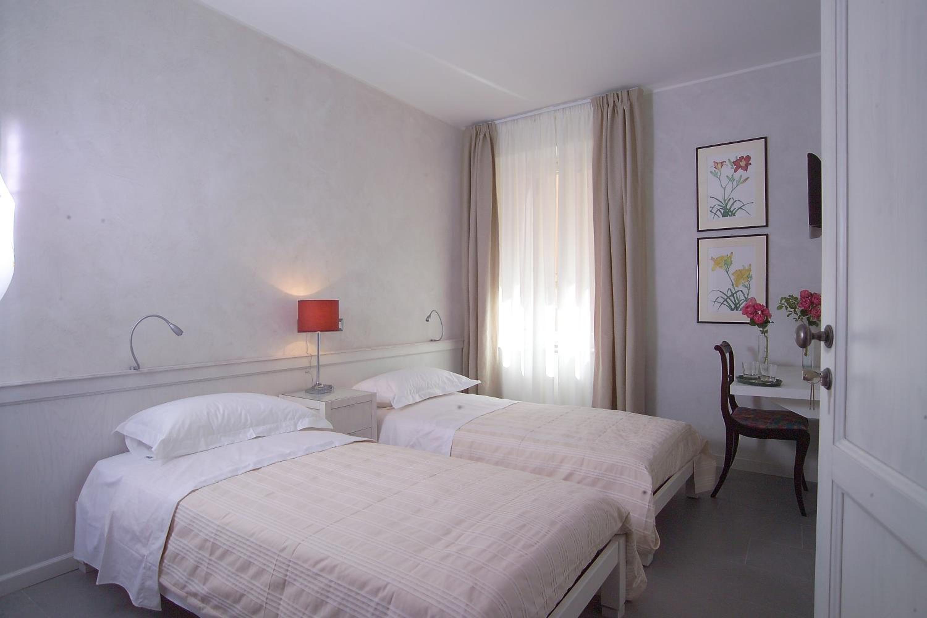 Twin Room with Private Bathroom photo 2