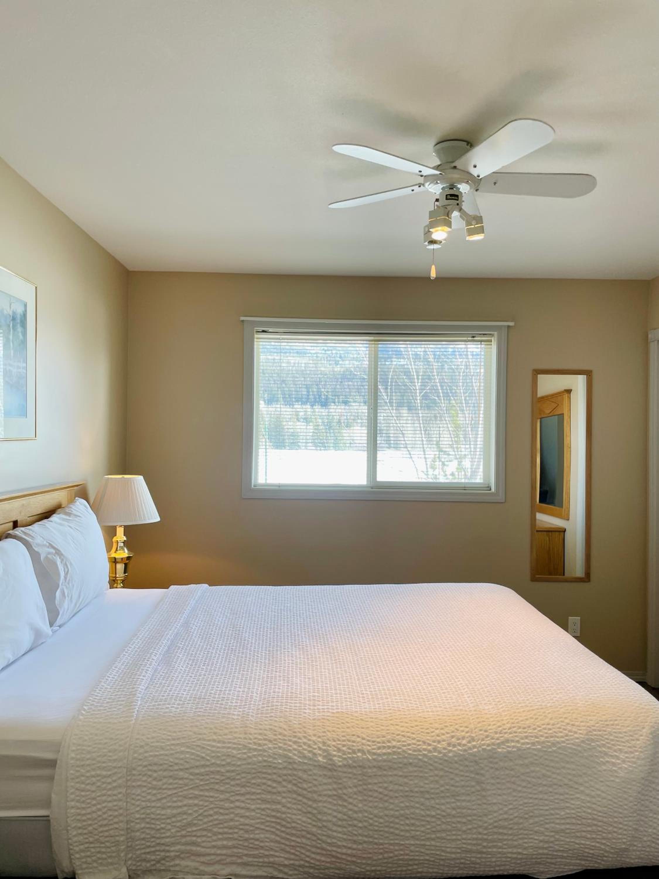 Three-Bedroom Condo - No Pets Allowed  photo 2