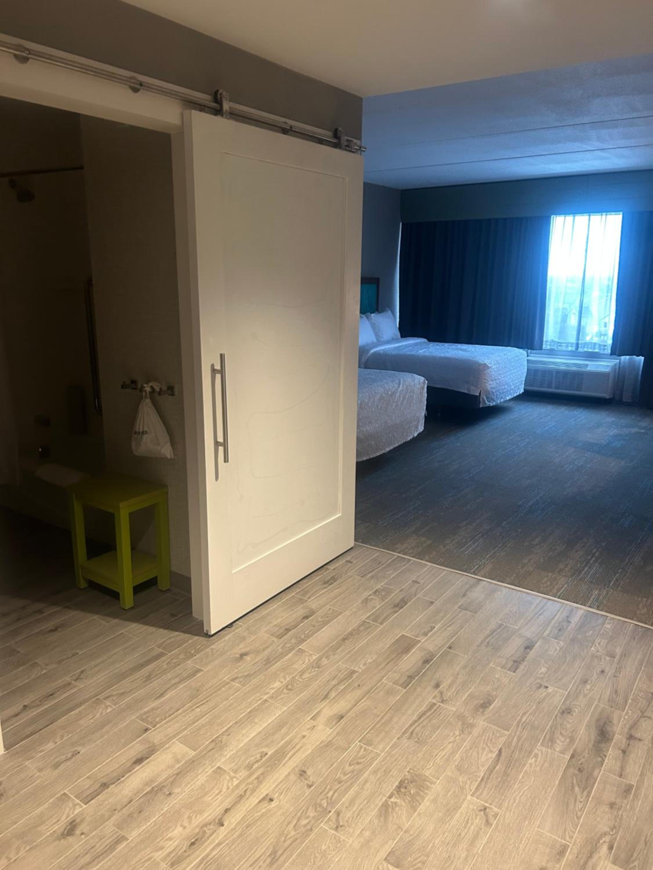 Queen Room with Two Queen Beds - Hearing Access/Non-Smoking - Photo 4