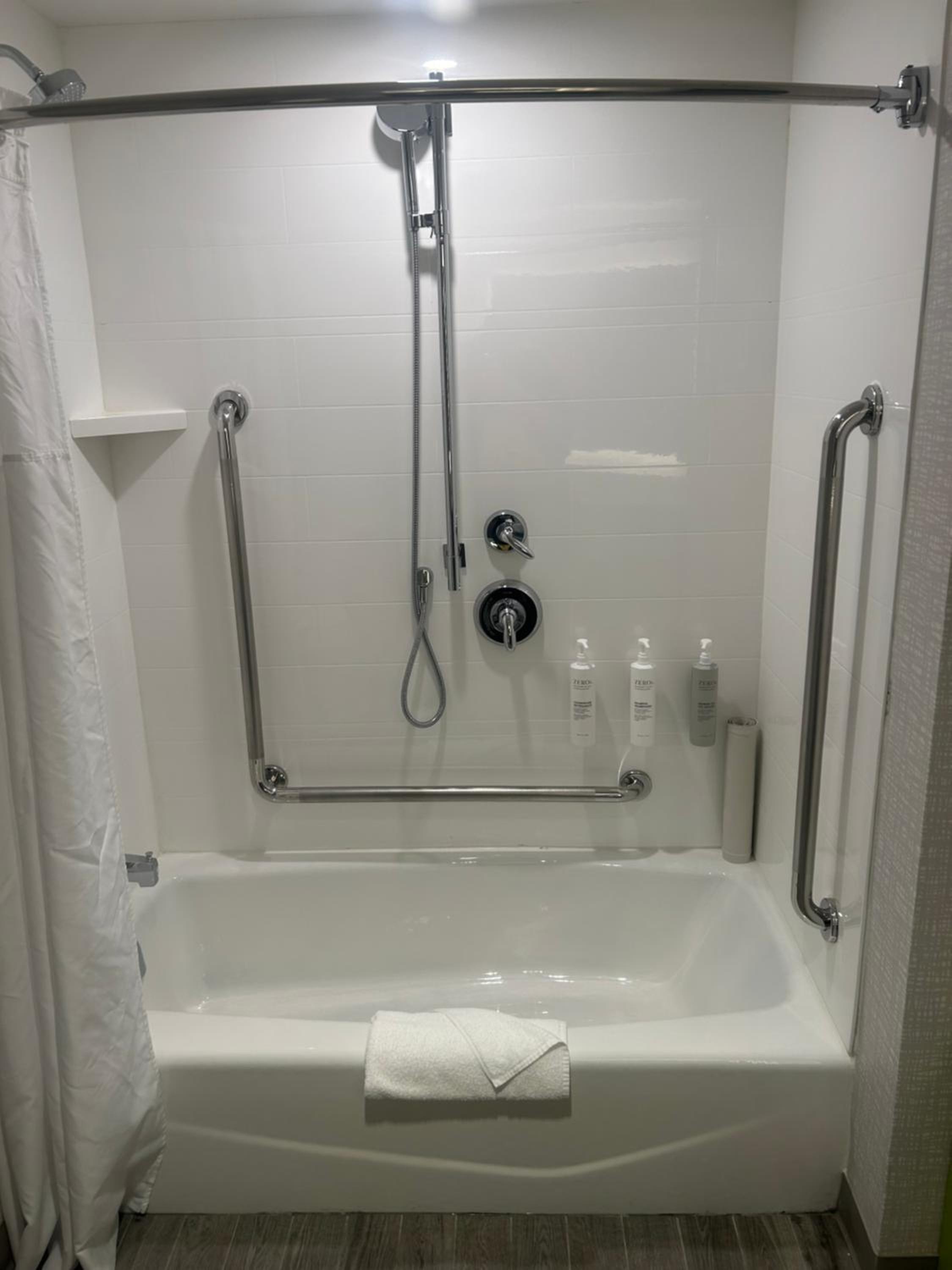 King Room with Accessible Tub - Mobility and Hearing Access/Non-Smoking - Photo 6